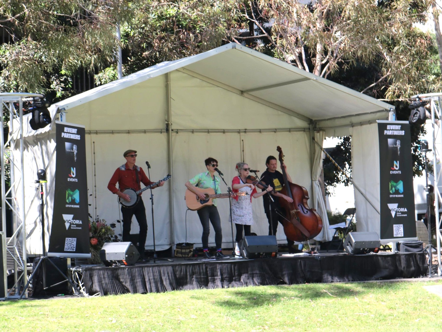 Book Performer | Melbourne String Band | FRUITY PICKERS | Artist Bookings