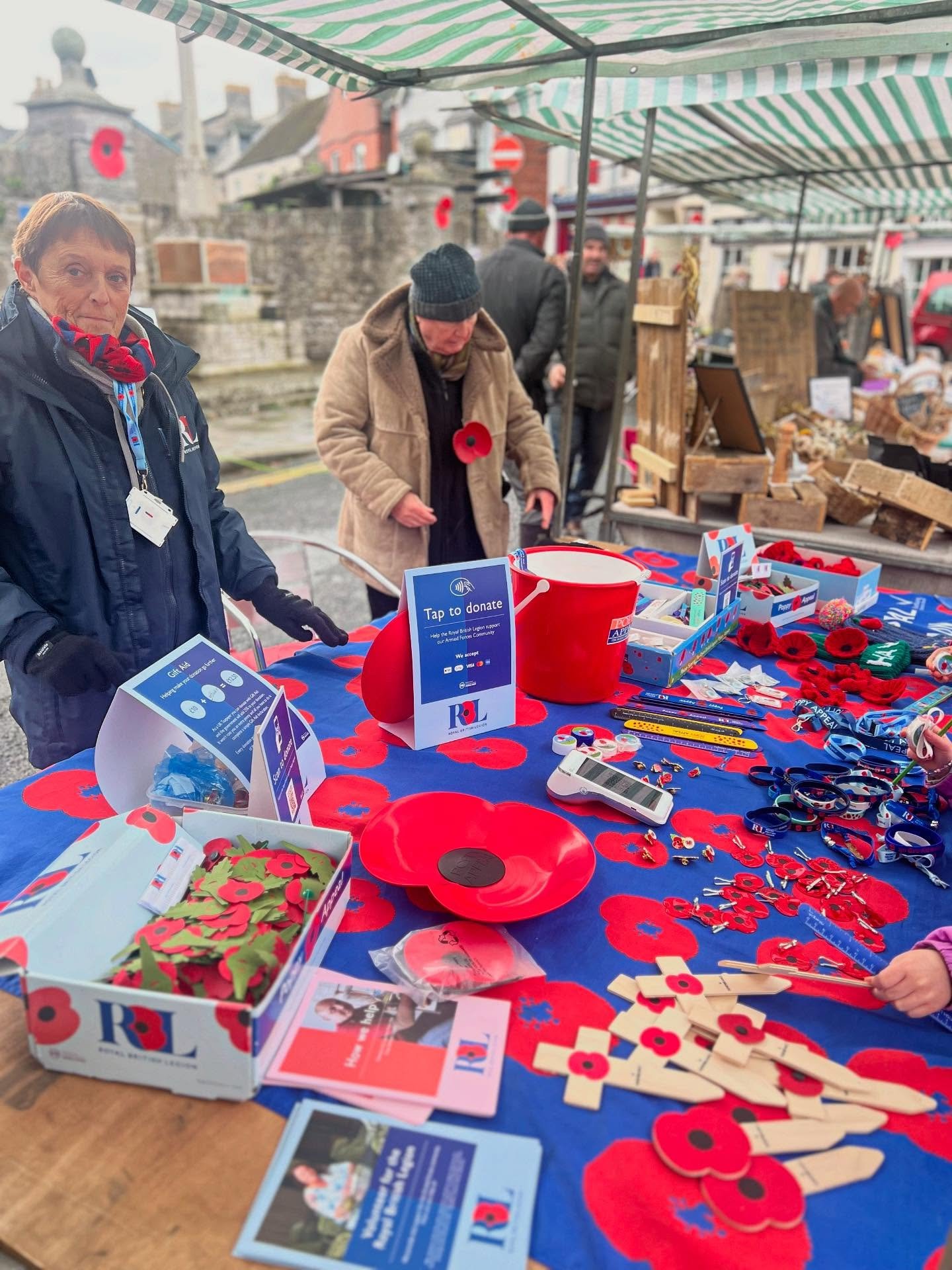 🌺Remembrance poppies on the square today with the Hay @royalbritishlegion. They will be back most days somewhere around the Square between now and next Saturday, so you&rsquo;ll still be able to catch them if you haven&rsquo;t already 🌺

#poppyappe