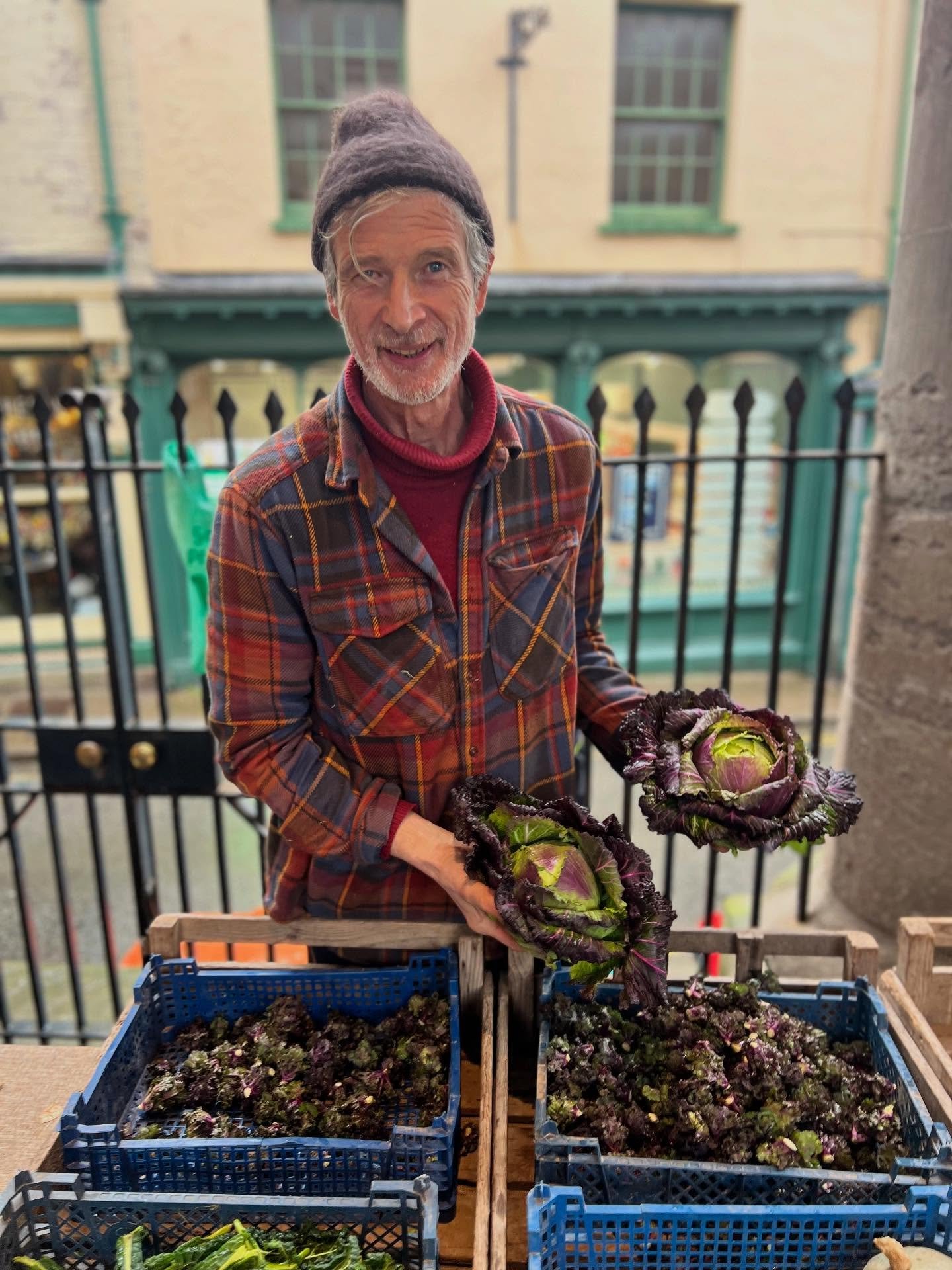 @100percenthay Joe really enjoyed having his photo taken with his cabbages&hellip; 🥬🤥😆 They were too pretty not to pap, and we needed to show off Joe&rsquo;s new market hat, so&hellip; 🤷&zwj;♀️

Catch Joe and his (mostly) Hay-grown fruit and veg,
