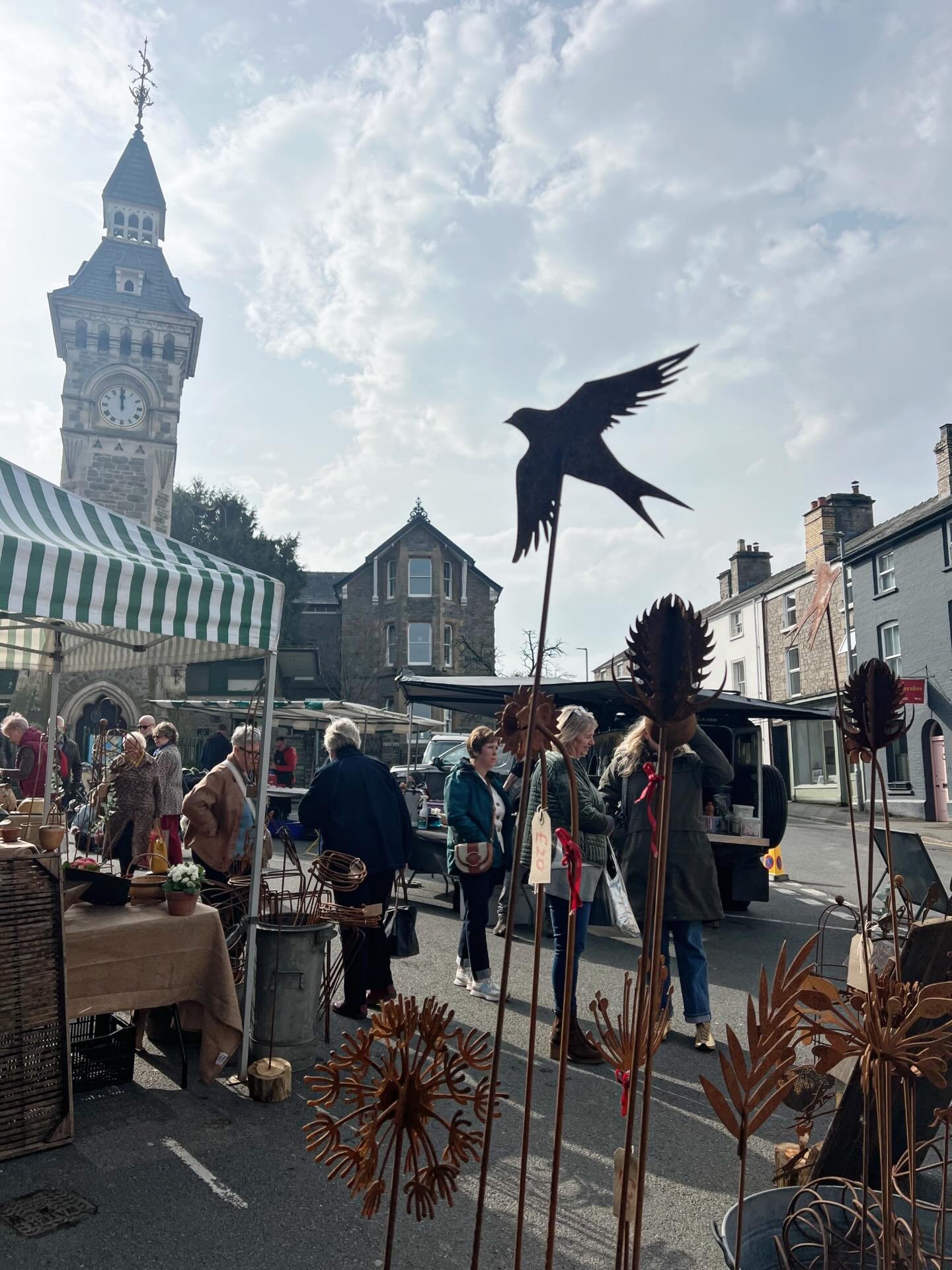 🌞Oh, sunshine, how we have missed you. Stay for a while, please&hellip;

Wonderful garden sculptures by @discoveredantiques. 

#springsun #marketday #hayonwye #clocktower