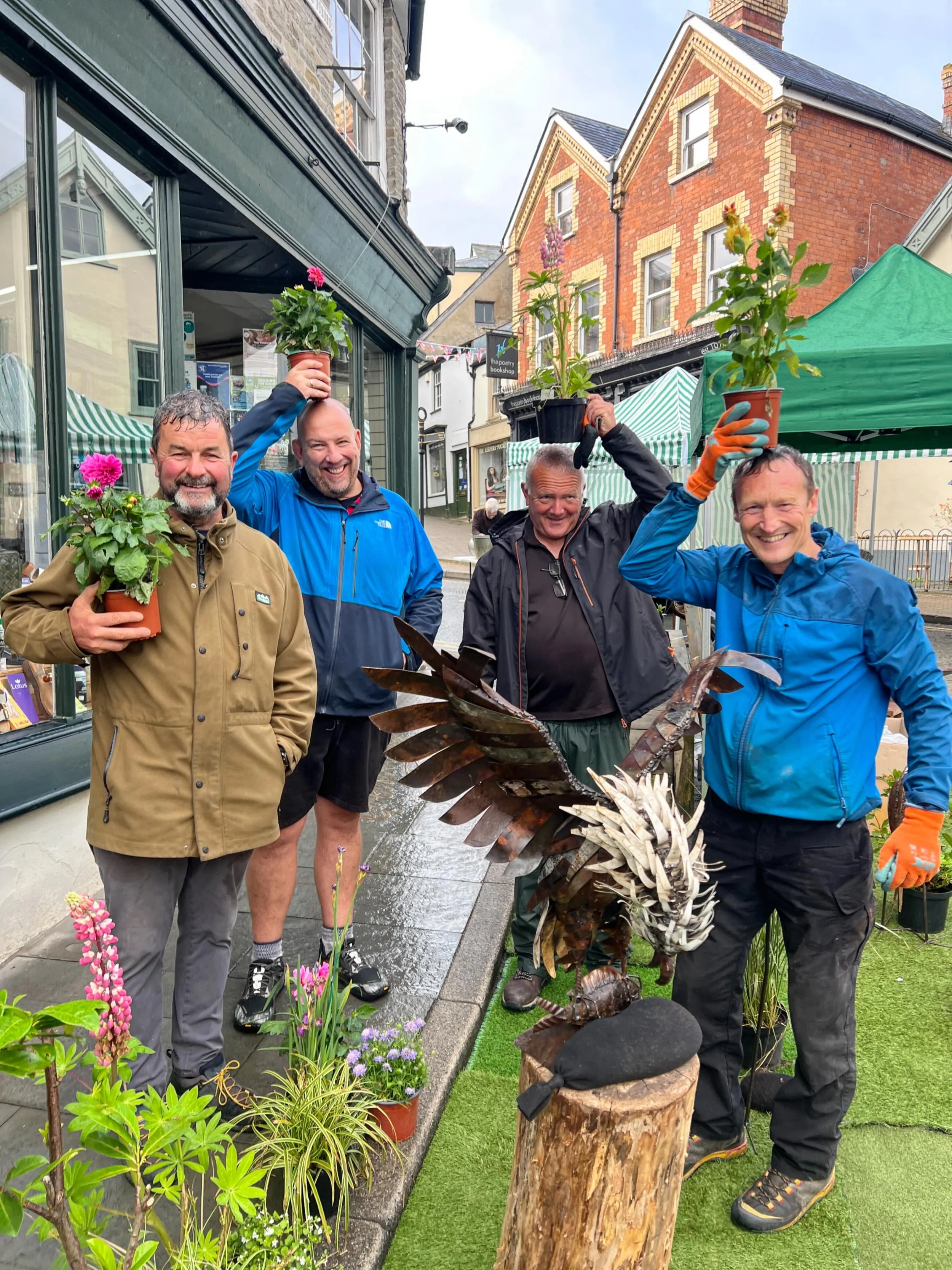 Bill and Ben (and Jason and Martin..) the Flower Pot Men&hellip; aka The A-Team, aka the powerhouse behind the markets every week.  If they can come out at 4.30am in the rain and wind to set up the stalls then we reckon you can all come out too 🤗

#