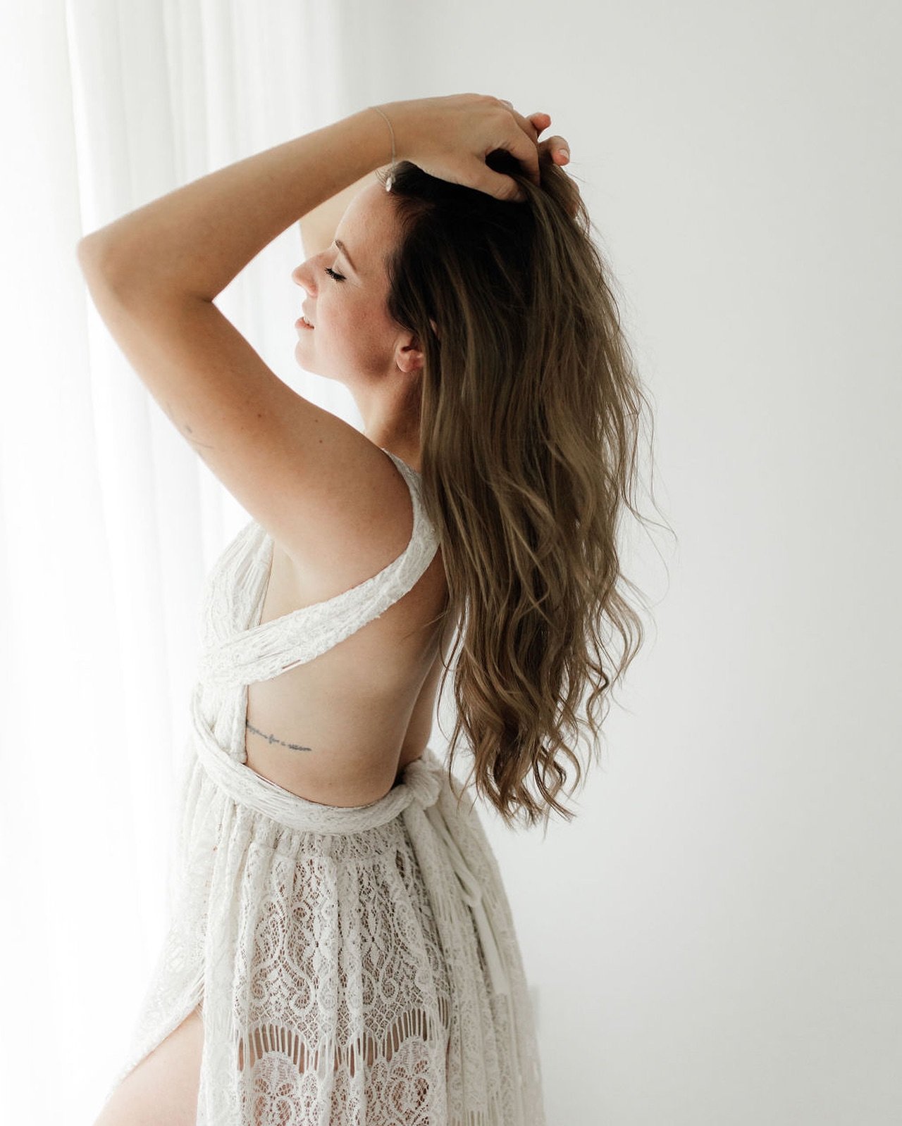 &bdquo;Infinity Lace&ldquo;

Simples und doch raffiniertes Infinity Kleid aus zarter Spitze. Der Rock besteht aus einer langen Schleppe mit seitlich zwei hohen Schlitzen und ist vorne bodenlang. Es ist wie immer Onesize und kann mit oder ohne Babybau