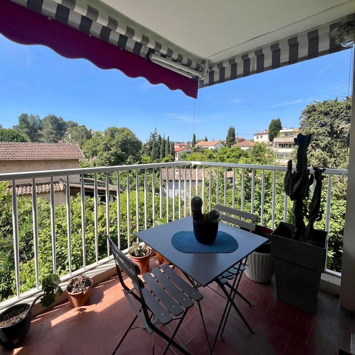Vaste 4 pi&egrave;ces traversant &ndash; 93 m&sup2; &ndash; 4 ext&eacute;rieurs + garage + cave + piscine dans la r&eacute;sidence

Au c&oelig;ur du quartier tr&egrave;s recherch&eacute; de la Mairie du Cannet / Pen Chai, venez d&eacute;couvrir ce su