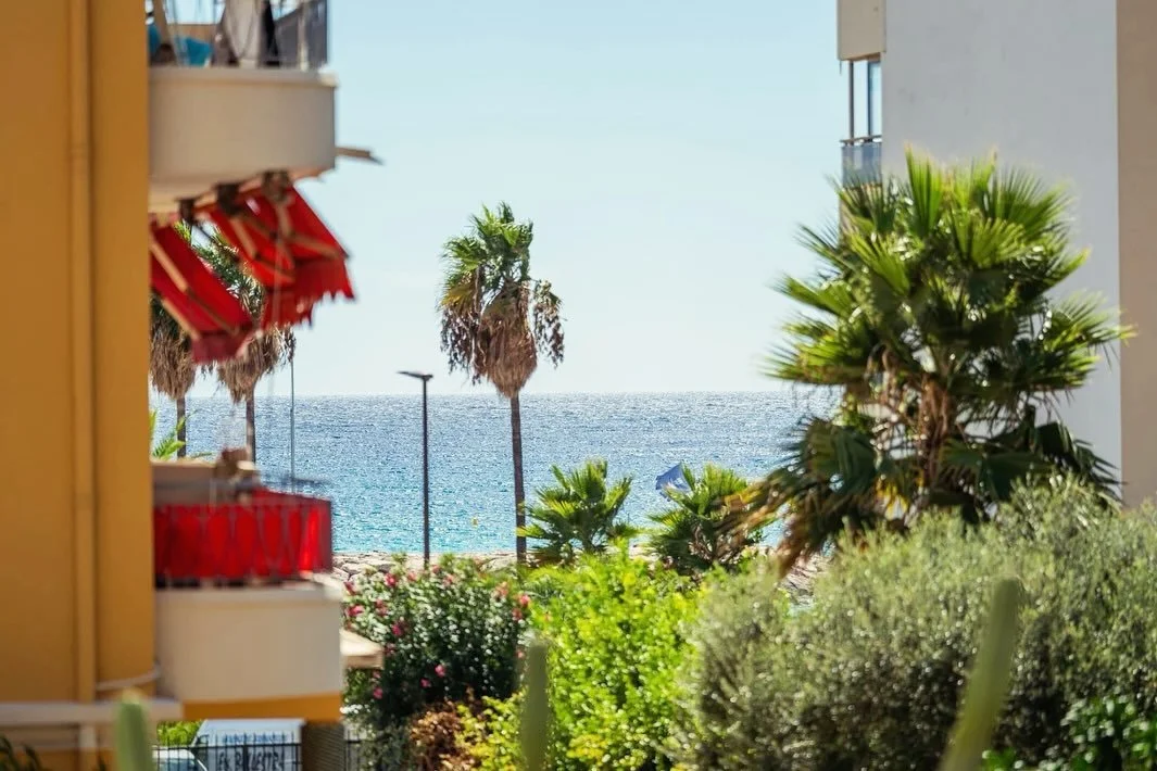 ✨ Studio &agrave; Carnol&egrave;s &ndash; 30 m&sup2;, vue mer 🌊
Au c&oelig;ur de Roquebrune-Cap-Martin, ce studio lumineux au 1er &eacute;tage d&rsquo;un immeuble de standing est pr&ecirc;t &agrave; vous accueillir !
Avec pi&egrave;ce de vie ouverte