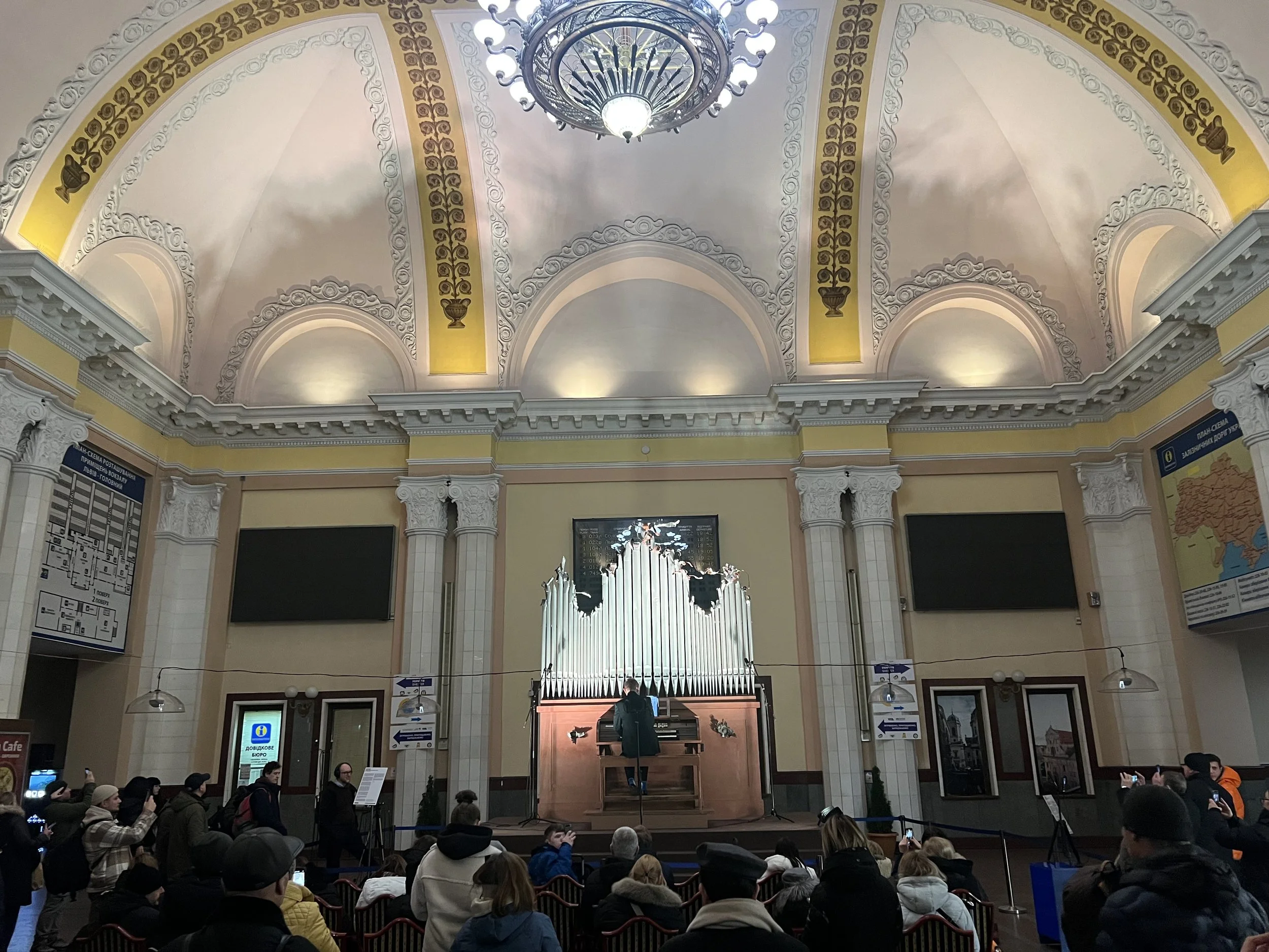 18.12.2024: Aufführung auf der Installation „Instrument“ von Zhanna Kadyrova im Hauptbahnhof Lwiw