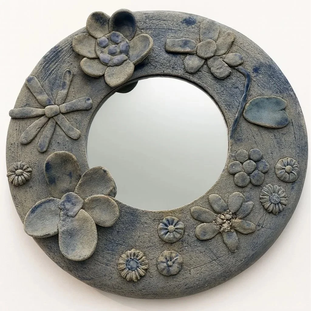 Miroir en céramique florale avec motifs en relief, fait main à Paris
