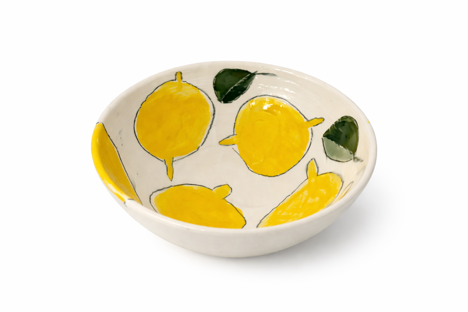 Assiette en céramique décorée de citrons jaunes et de feuilles vertes, vue de dessus.