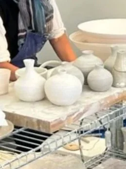 Artisans créant des poteries en argile dans un atelier