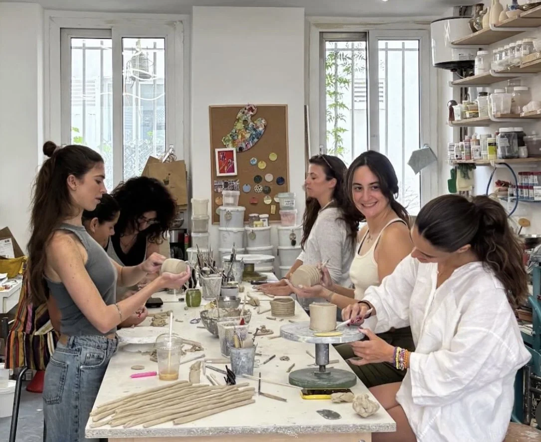 Groupe de femmes travaillant à un atelier de poterie dans un atelier bien éclairé.