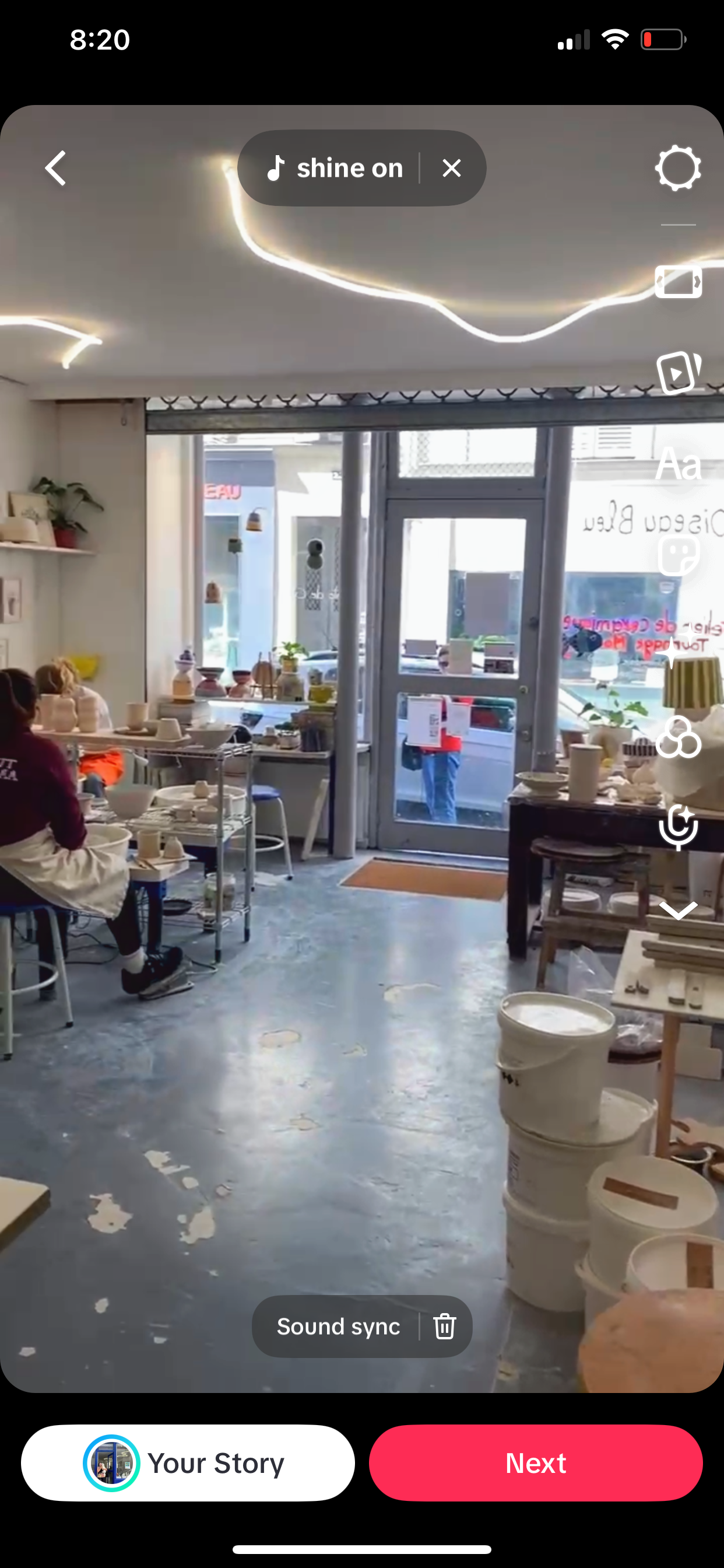 Un artisan façonne une poterie en céramique en utilisant un outil de sculpture