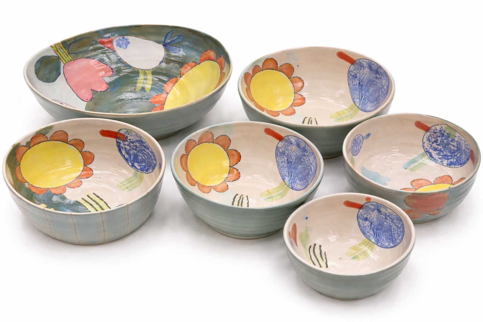 Set de sept petits bols en céramique décorés de motifs floraux colorés, avec des tiges verticales en fil de fer visibles dans certains bols.