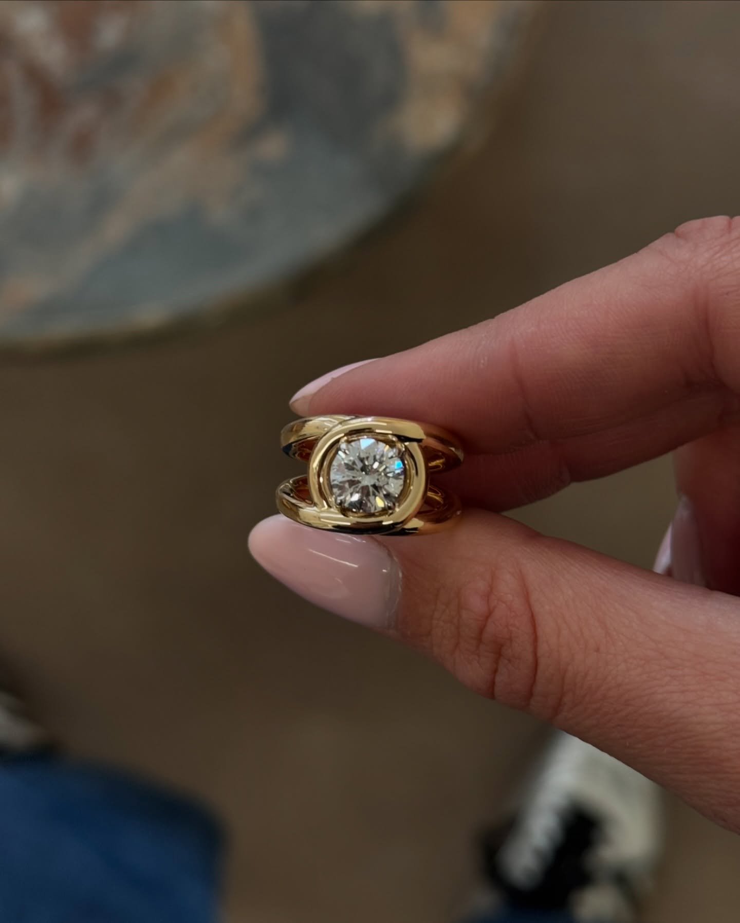 Very excited about this MEGA bespoke engagement ring we made for Charlotte and Joel, featuring a round brilliant cut diamond enveloped in two wires bands of 18k yellow gold ✨