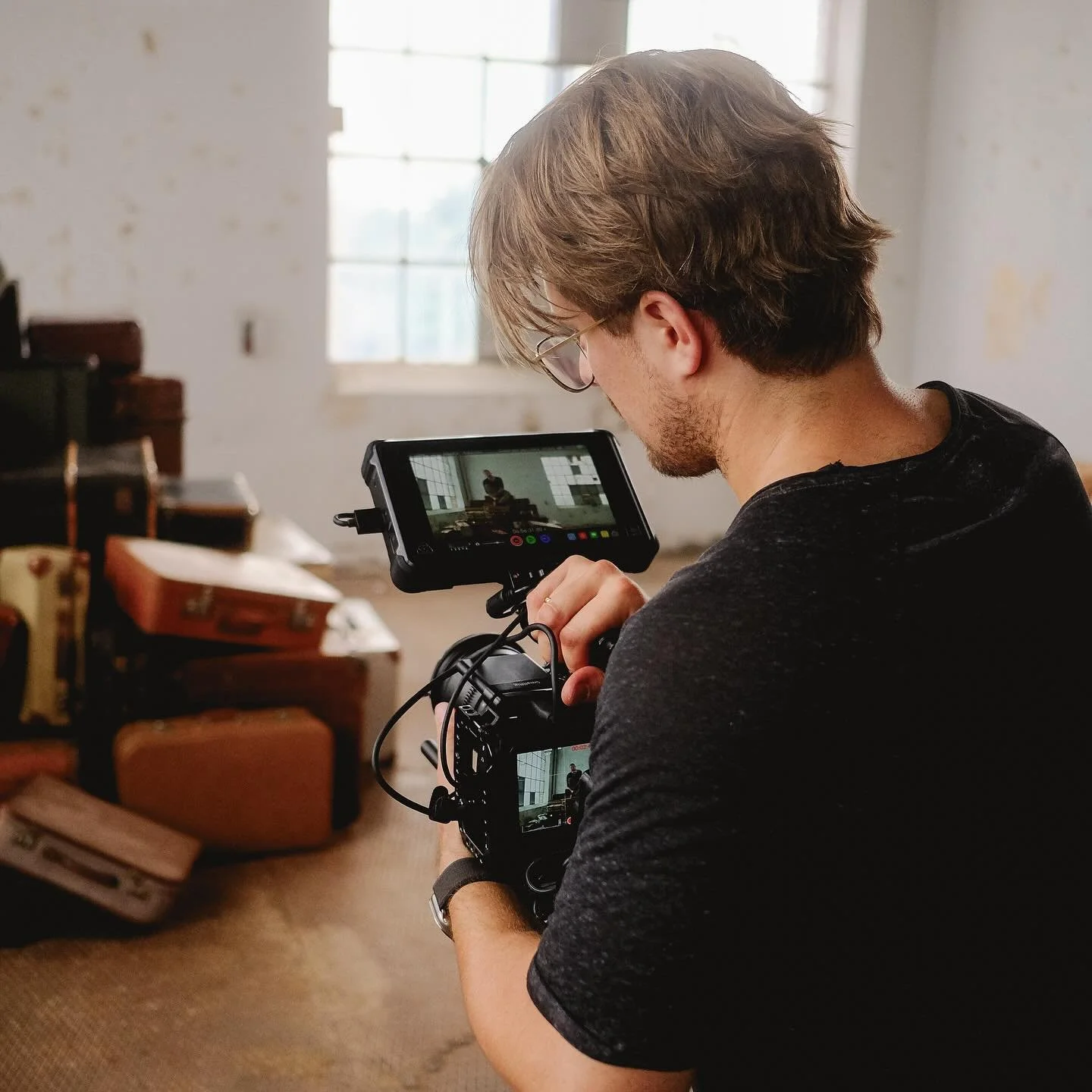 Some BTS shots from the musicvideo production with Simon Lehnert. Love how it turned out 🙌 stay tuned for the final video. 

📸: @shotbymalo 

#musicvideo #musicvideoproduction #videoproduction #cameraoperator #dop #blackmagic #aputure #loft #folkpo