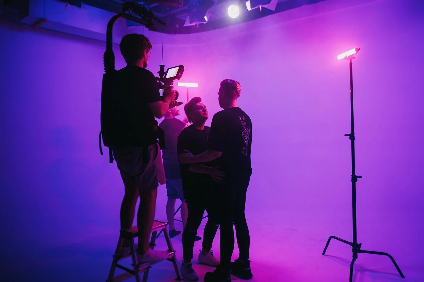 Das Musikvideo zu #Liebe von @simona.musik ist drau&szlig;en. Schaut unbedingt mal rein 🙏

📸 @alexlienerth 
.
.
.
.
.
.
_________
#videoproduction #purplelights #essyrig #serene #blackmagic #music #musicvideo #deutschemusik #simona #cppstudios #maw
