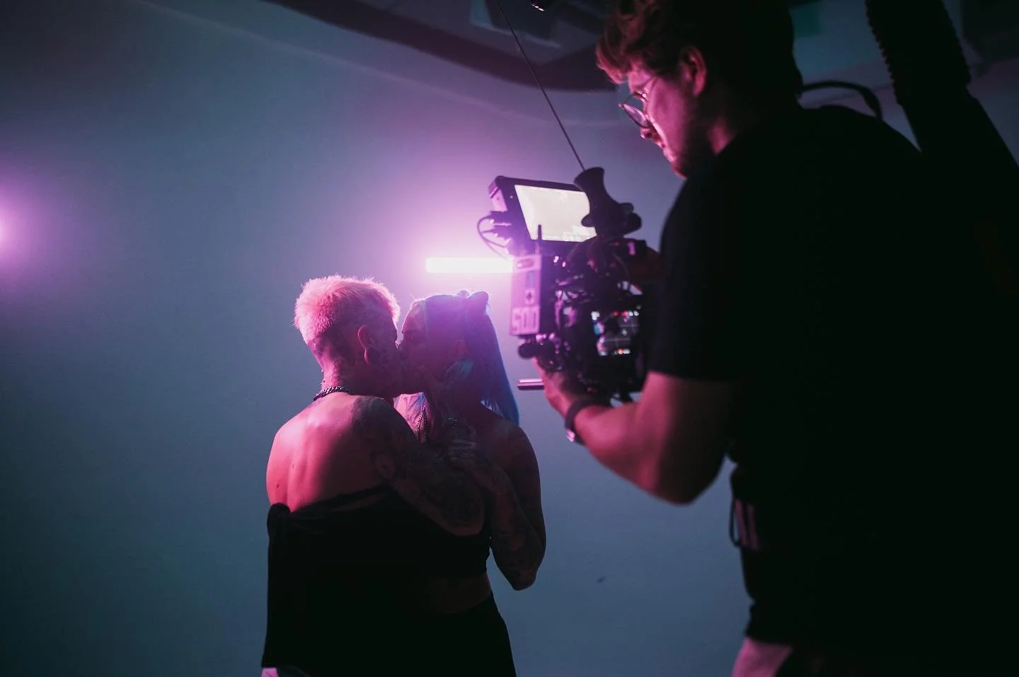 BTS Shot vom Musikvideodreh mit @simona.musik #liebe

📸 @alexlienerth 
.
.
.
.
_________
@3psimon @penthouseandpancake @clarisse.campana @freiraum_event @cppstudios @alexlienerth #videoproduction #makingof #musicvideo #pop #simona #cinematography #d