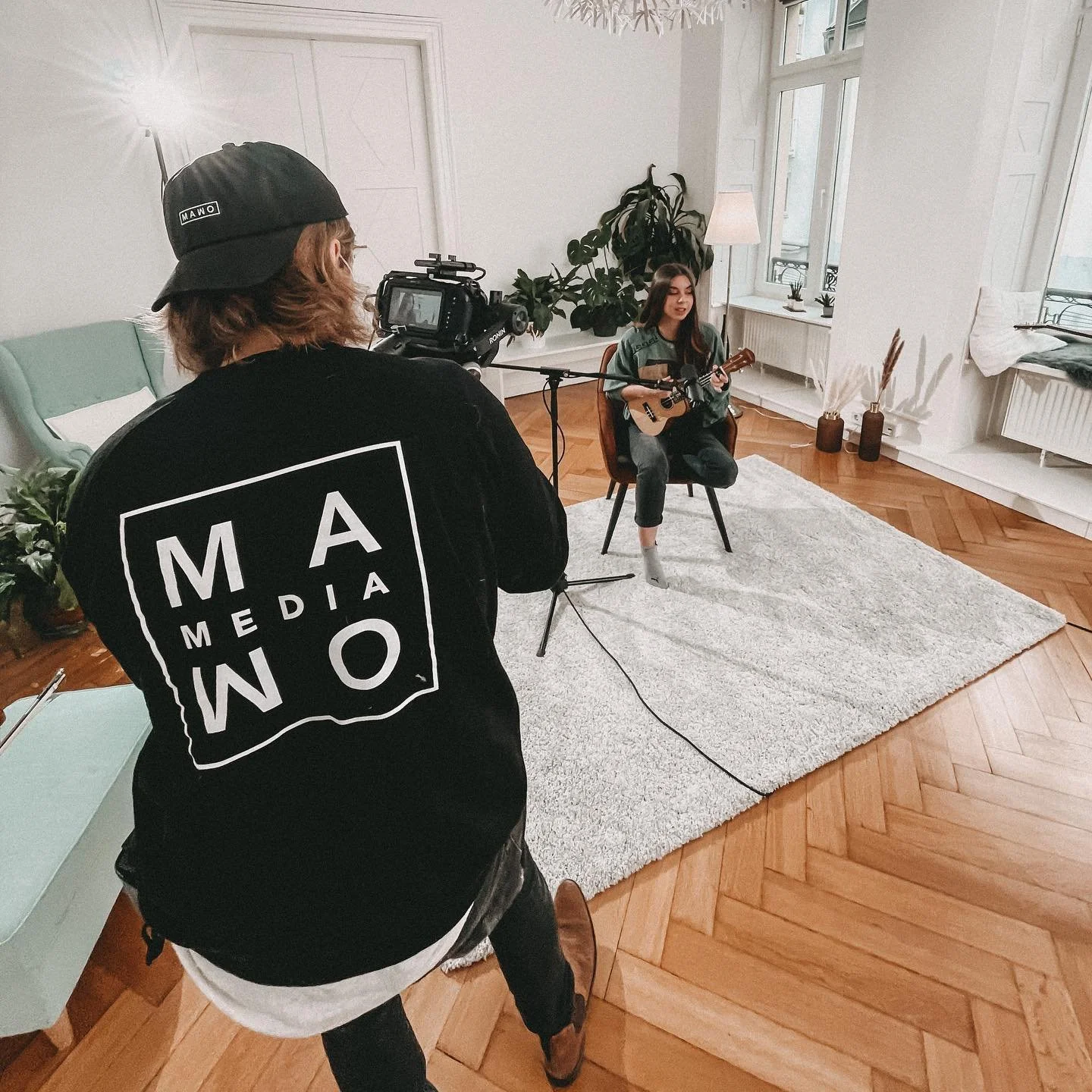 Am shooten mit @leolixl @marial.music @penthouseandpancake f&uuml;r die Acousticversion von #VielleichtVerliebt 🎥 
.
.
.
.
.
.
.
__________
#musicvideo #martinwolfmedia #video #music #mawo #media #frankfurt #mainz #pop #leolixl #guitar #geige #live 