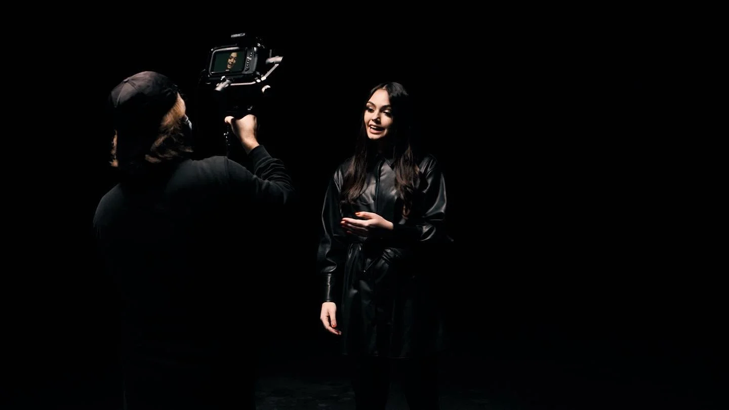 Einblicke vom Musikvideodreh mit @reneexmb zu ihrem Song #alleinsein mit @penthouseandpancake @thilojaeger @jolean_ttv @kommune2010 
.
.
.
.
.
.
___________
#musicvideo #video #production #martin #wolf #martinwolfmedia #renee #mawomedia #youfm #newco