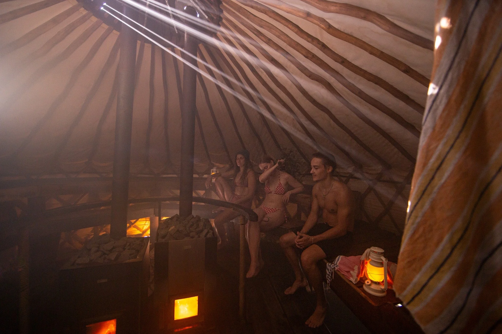 Syyslöylyjä Saunatemppelillä
Saunatemppeli on auki joka päivä. Maanantaista keskiviikkoon sopii rupatella rauhallisesti löylyssä ja torstaista sunnuntaihin kunnioitetaan kylpyrauhaa jättämällä k