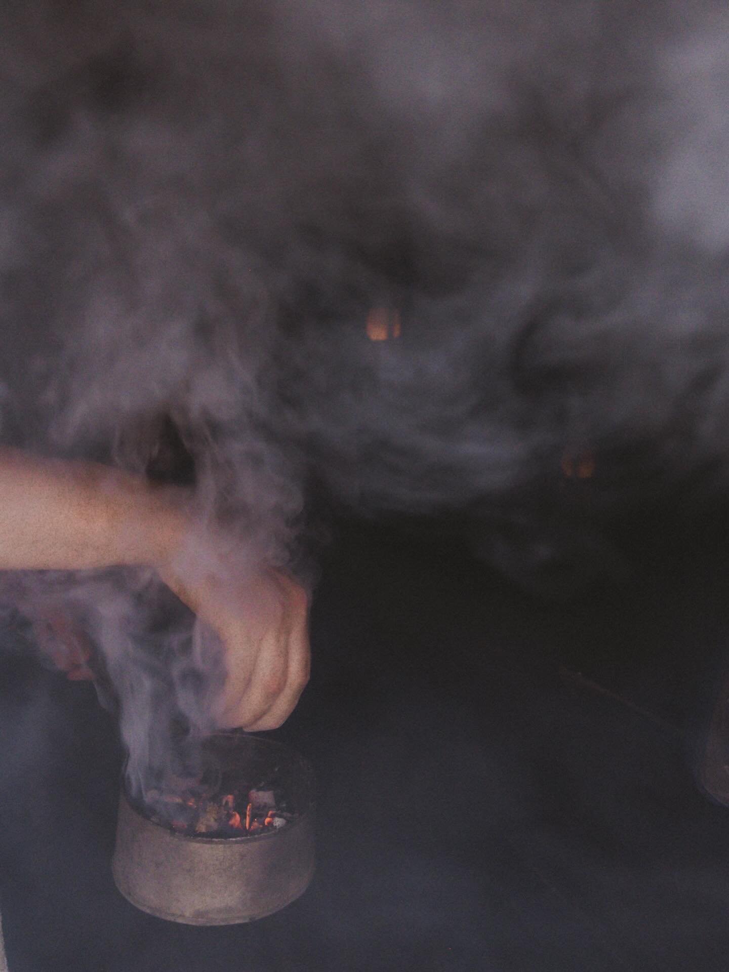 On taas aika ker&auml;&auml;nty&auml; yhteen
Valuttaa vaivat pois
L&ouml;yt&auml;&auml; yhteytt&auml; omaan luontoon
Kunnioittaa esivanhempia
Siunata ja siinty&auml;

Savurituaali
31.1. Lauantai
15-16

📸: Heidi Holma

Ps. Maanantaina isoja uutisia!