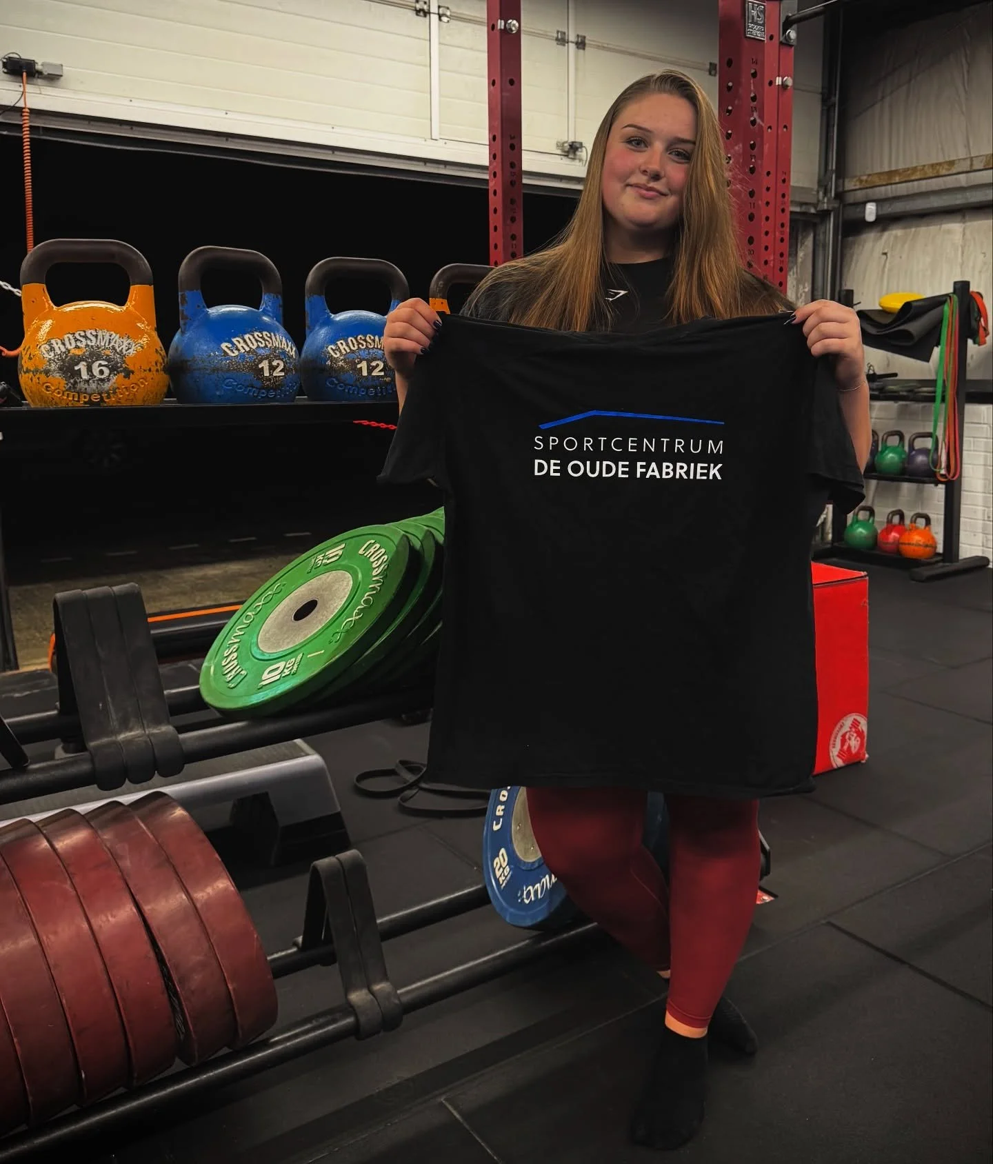Zaterdag 13 september doet Vera mee aan de Ascending Cup One in Rotterdam! 💪
Met de drie powerlift-oefeningen, squat, bench en deadlift, moet ze een totaal van 450 kg neerzetten om zich te kwalificeren voor het NK. Haar huidige PR-totaal staat al op