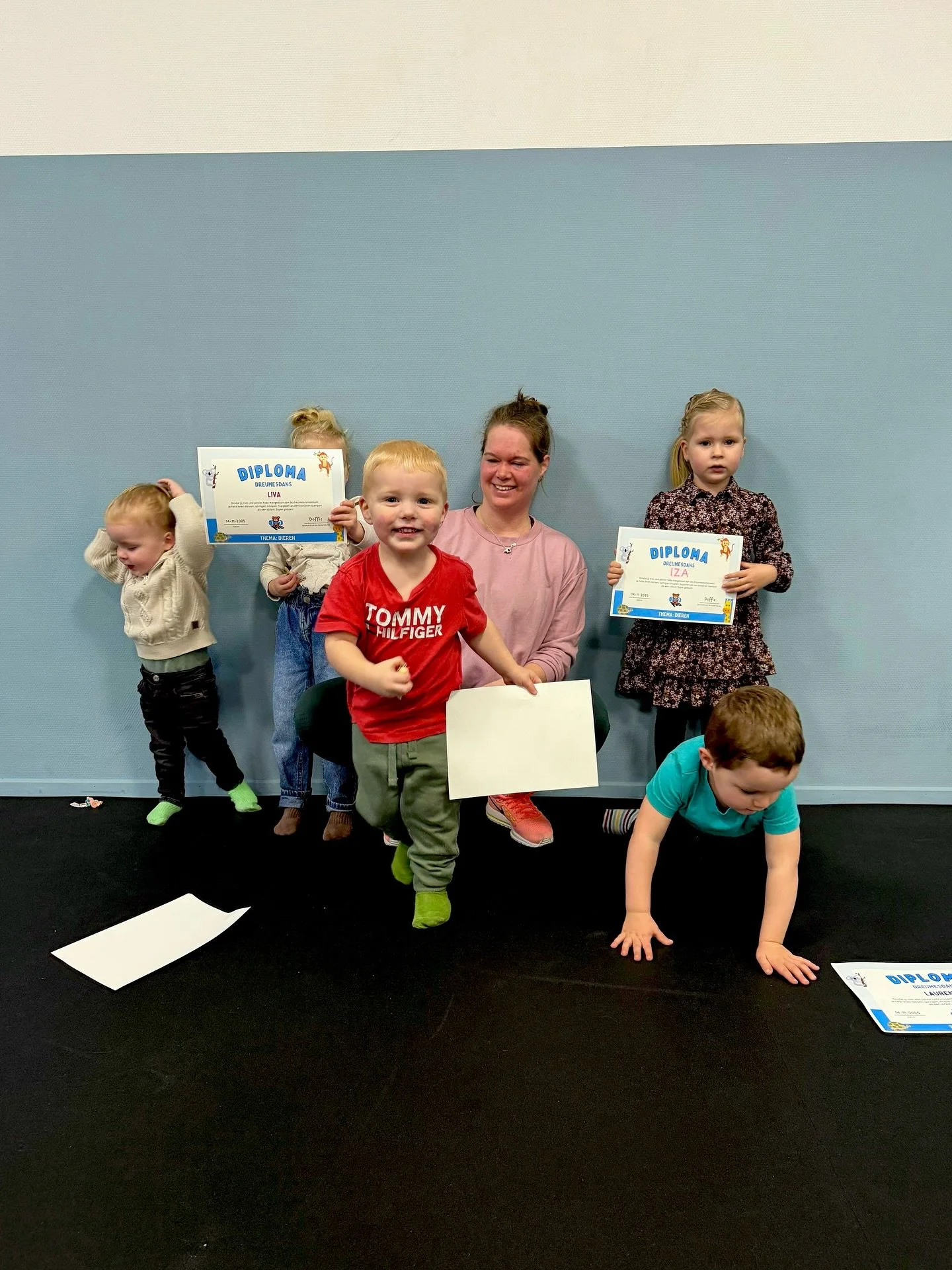 Kleine dansers, grote stappen! 🙌🎶 De eerste reeks dreumesdans zit erop en kijk eens hoe trots ze zijn met hun diploma 💛 Maar liefst 11 kleine dansers hebben hun diploma verdiend! Het thema &lsquo;dieren&rsquo; was een groot succes 🐻🦊🐰 In januar