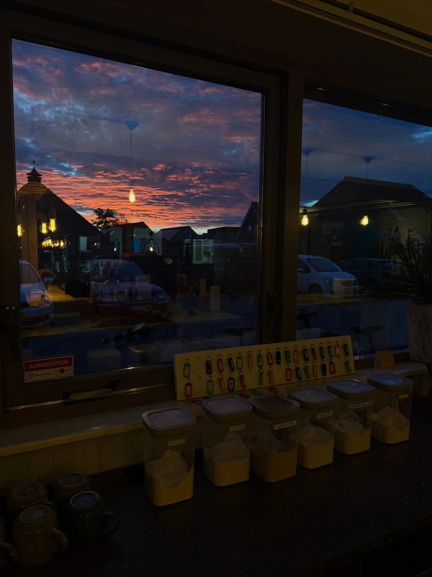 November dump: onze maand in 10 momenten

1. Uitzicht 🌅
2. Zelf komen we ook op de pijnbank bij Ivar
3. Nieuw 🤩 klaar voor nieuwe PR&rsquo;s 
4. Sfeertje 🕯️ 
5. Grote schoonmaak kleedkamers 
6. KEA in chocolademelkletters
7. Gezondheidschallenge m