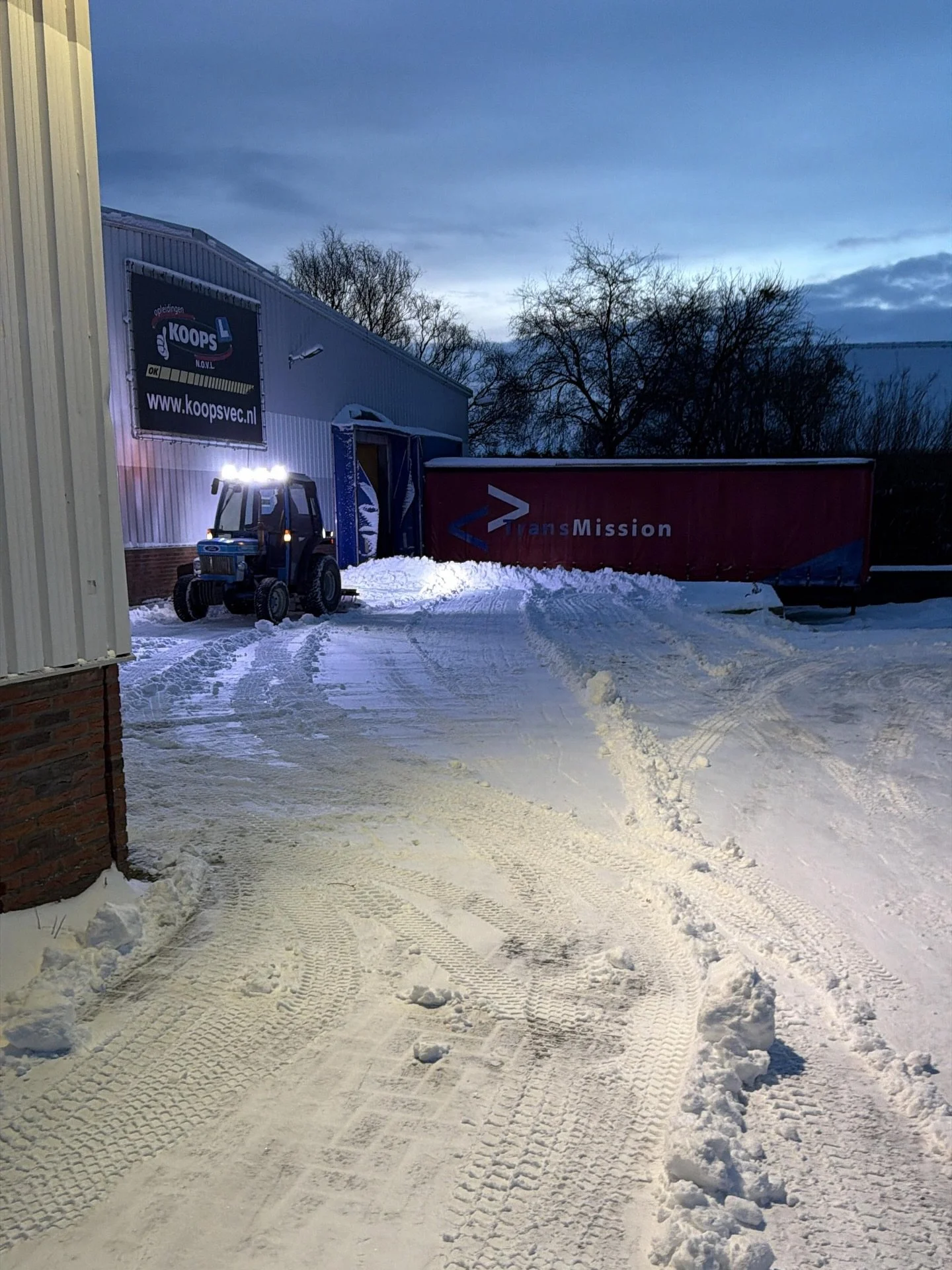 We zijn vanaf 9:00 open! 🙌
De parkeerplaats is grondig onder handen genomen 🚜, maar houd er rekening mee dat het op sommige plekken nog steeds glad kan zijn.

Wees dus voorzichtig en overweeg, als dat mogelijk is, lopend te komen. Tot straks 💪🏻