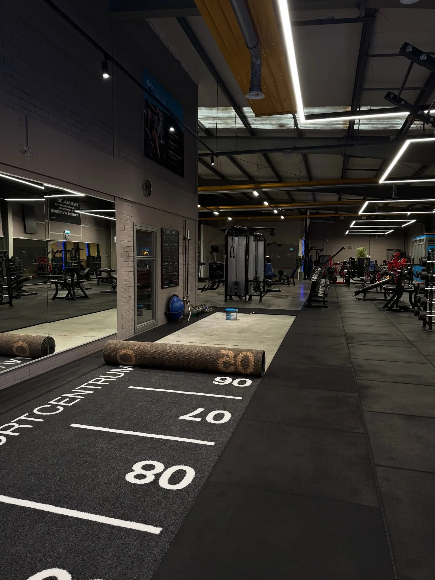 Januari dump:
1. Nieuwe sprintbaan 🤩
2. Daarvoor moest de oude worden verwijderd&hellip;.
3. Testen 👀👀👀
4. Heel veel strooien en scheppen 🧂 
5. Kids workshops van Luuk met 64 blije kids 💙
6. De Oude Fabriek pubquiz winnaars 
7. Opbrengsten team