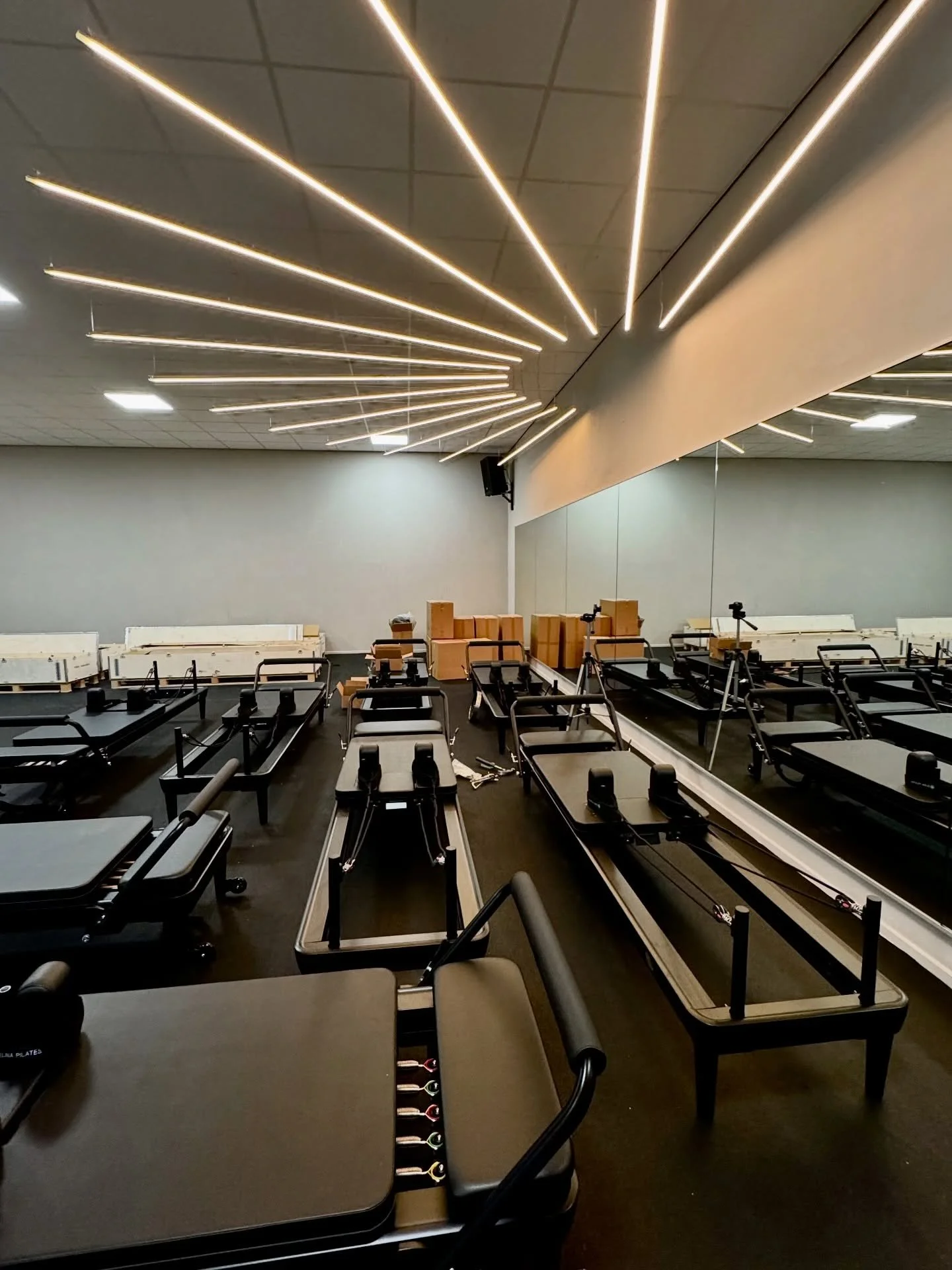 🤍 LAST CALL voor onze Reformer Pilates wachtlijst! 

Afgelopen week zijn we flink bezig geweest met finetunen: de verlichting is geplaatst, de muren kregen een touch-up en de eerste reformers zijn in elkaar gezet 💫

Tot uiterlijk maandag 16 februar