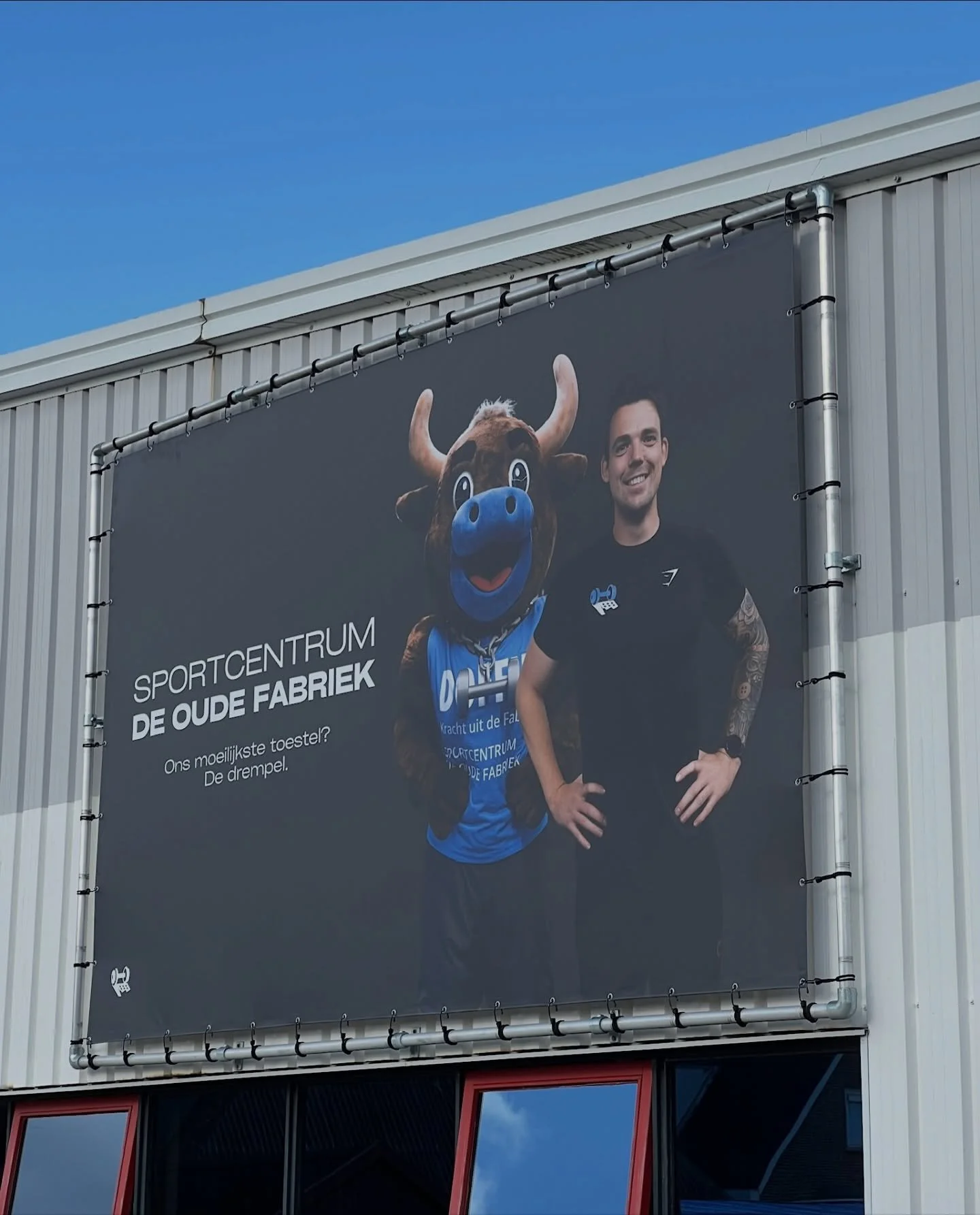 Ons moeilijkste toestel? De drempel. De oude banner was aan vervanging toe, maar de boodschap is nog precies hetzelfde 💪🏻 

We houden sporten bewust laagdrempelig, want beginnen hoeft niet ingewikkeld te zijn! Je hoeft alleen maar binnen te stappen