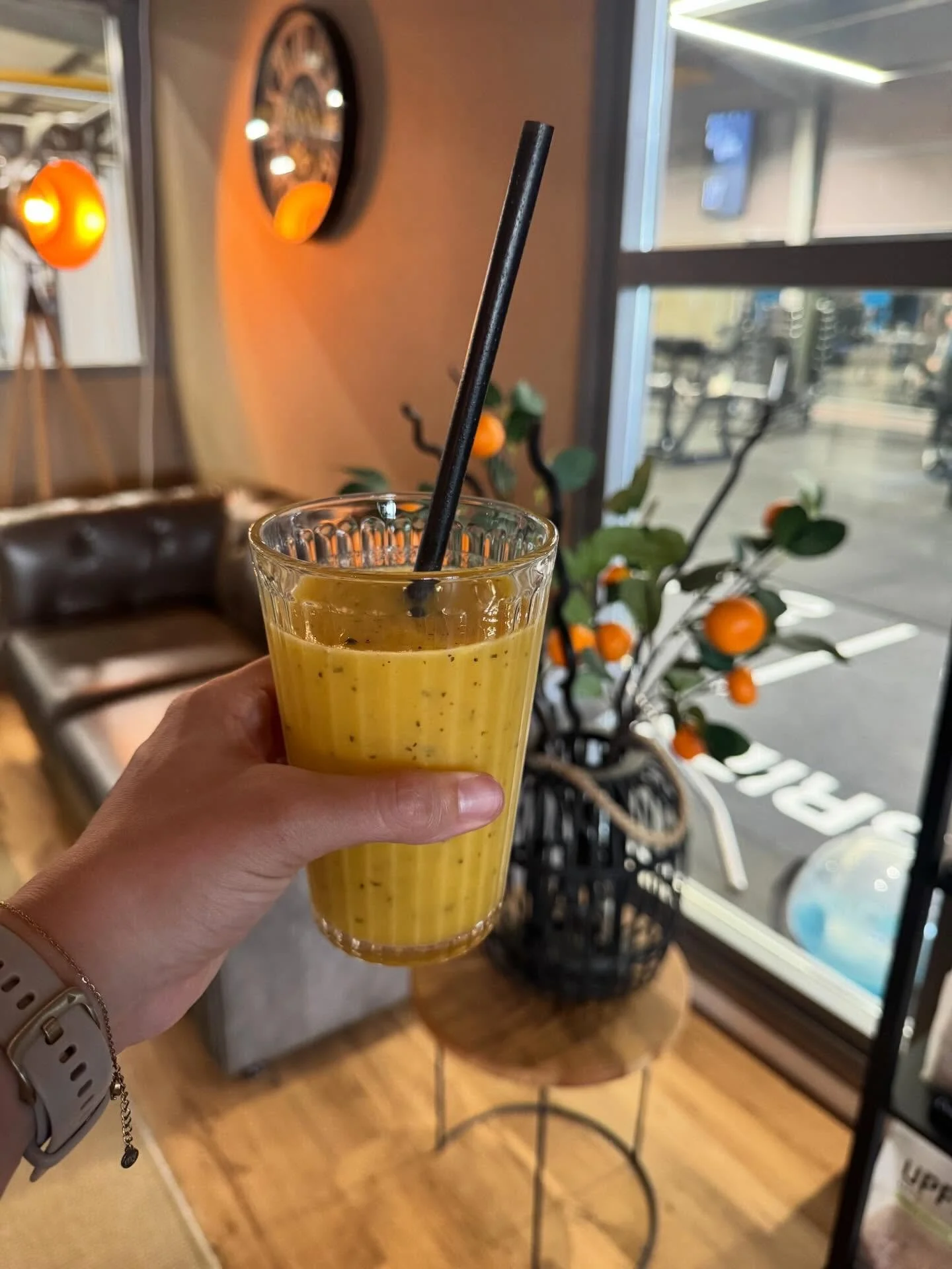 Mei, bedankt. Juni, we zijn er klaar voor!
Nu is het tijd voor lange avonden, zonnige trainingen en een sportieve zomer ☀️

1. Nieuwe smoothie 🥤 heb jij &lsquo;m al gehad?
2. Trotse sponsor! Sla Raak 1 Kampioen 🏆 
3. Vele bezoekjes aan de Makro voo