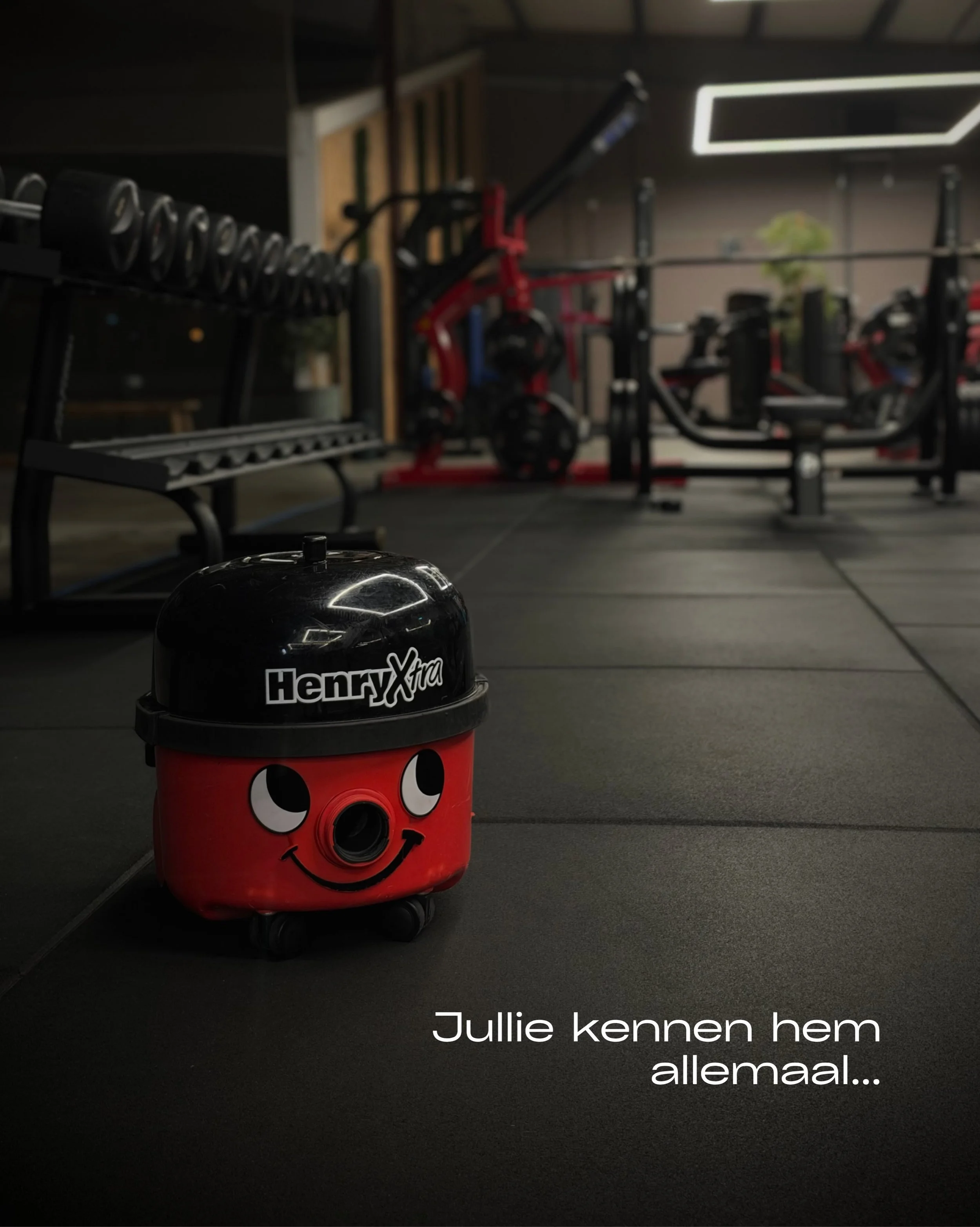Je tilt je voeten op als zijn snoer voorbij komt. Hij verschijnt net als jij je dumbbells wilt pakken.

En altijd diezelfde glimlach.

Henry. ❤️

&hellip;ging een groot verdriet schuil.
Want zodra de laatste leden vertrokken, bleef Henry alleen achte