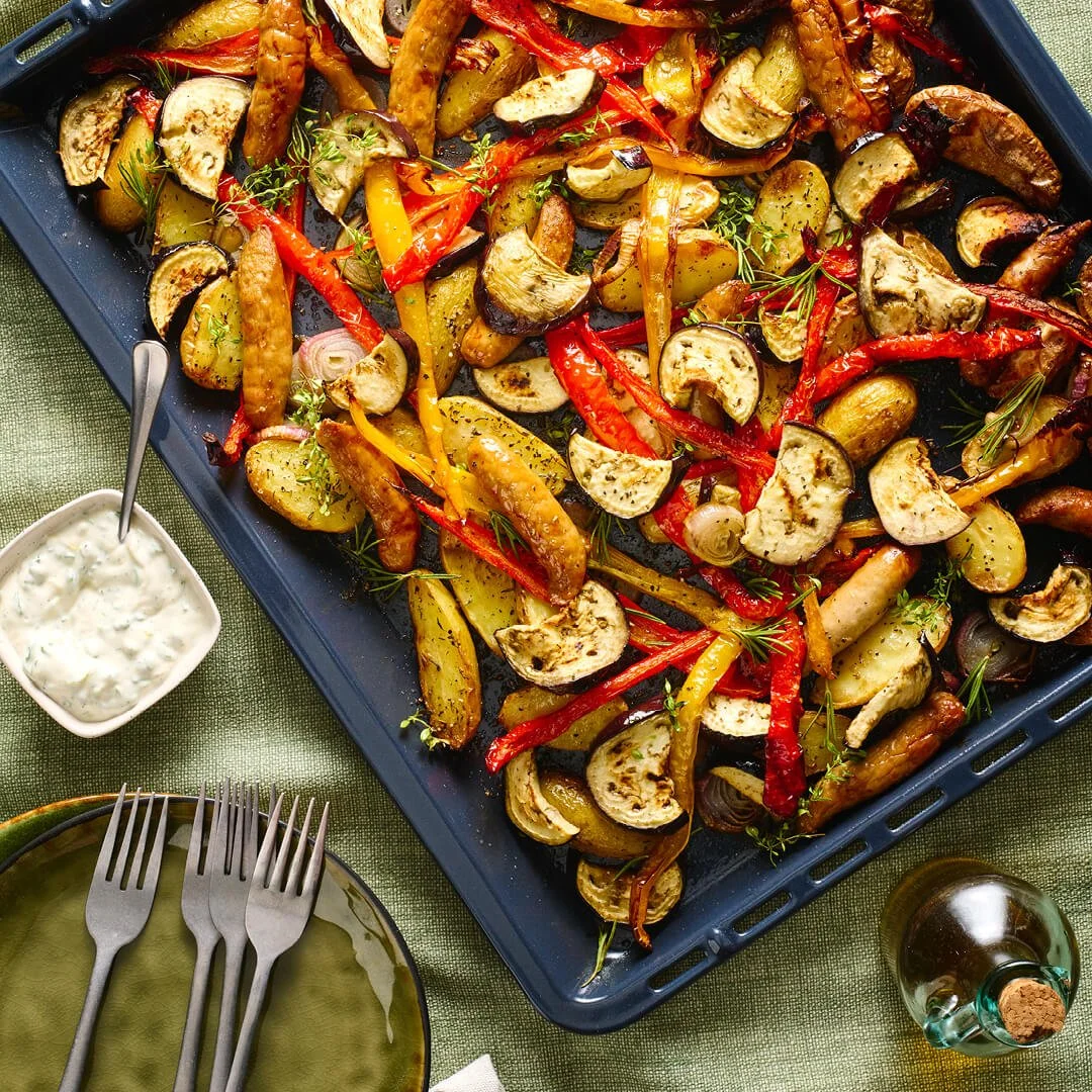 traybake met aubergine krieltjes paprika en chipolataworstjes