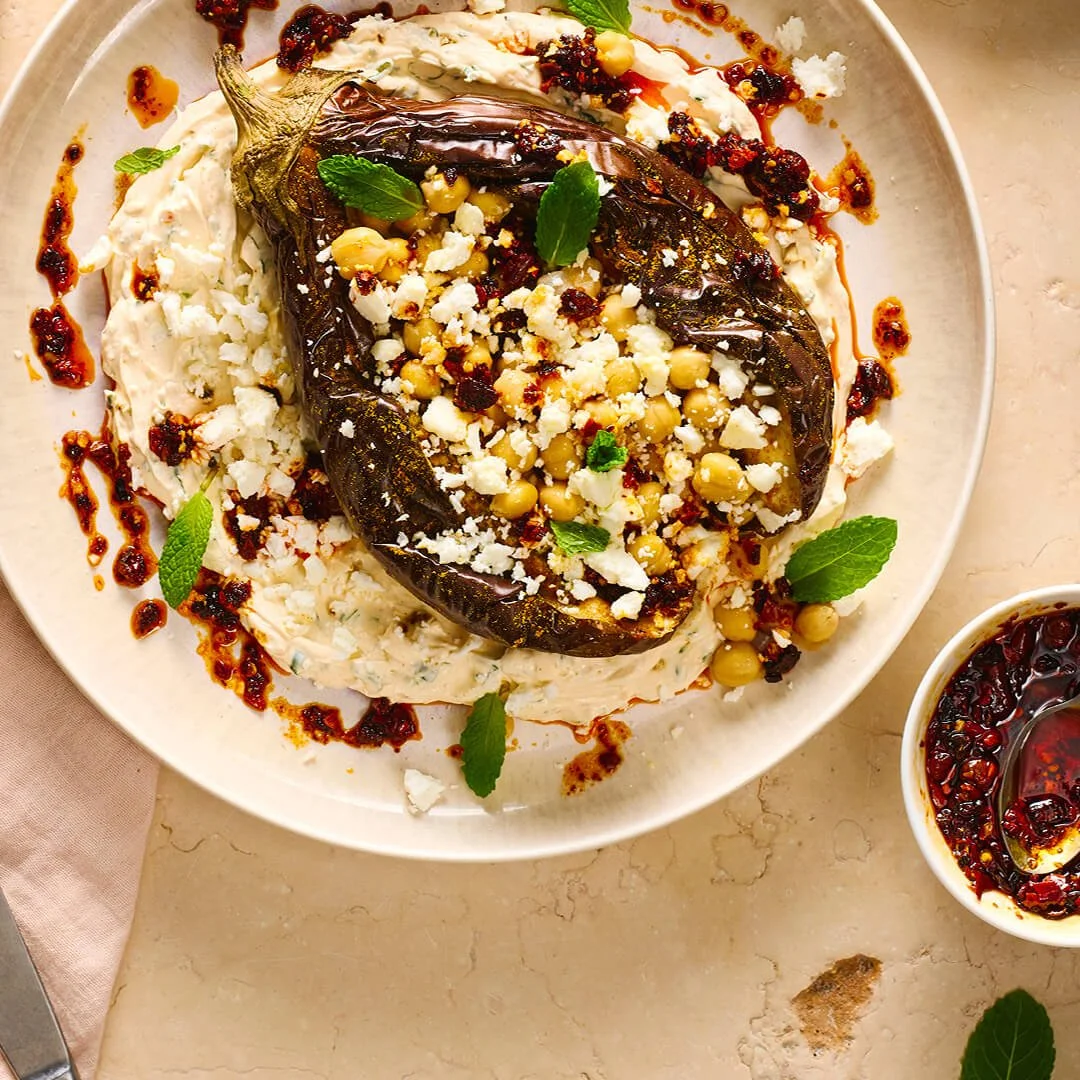 gepofte aubergine geserveerd met kruidige Turkse yoghurt en crispy chili oil
