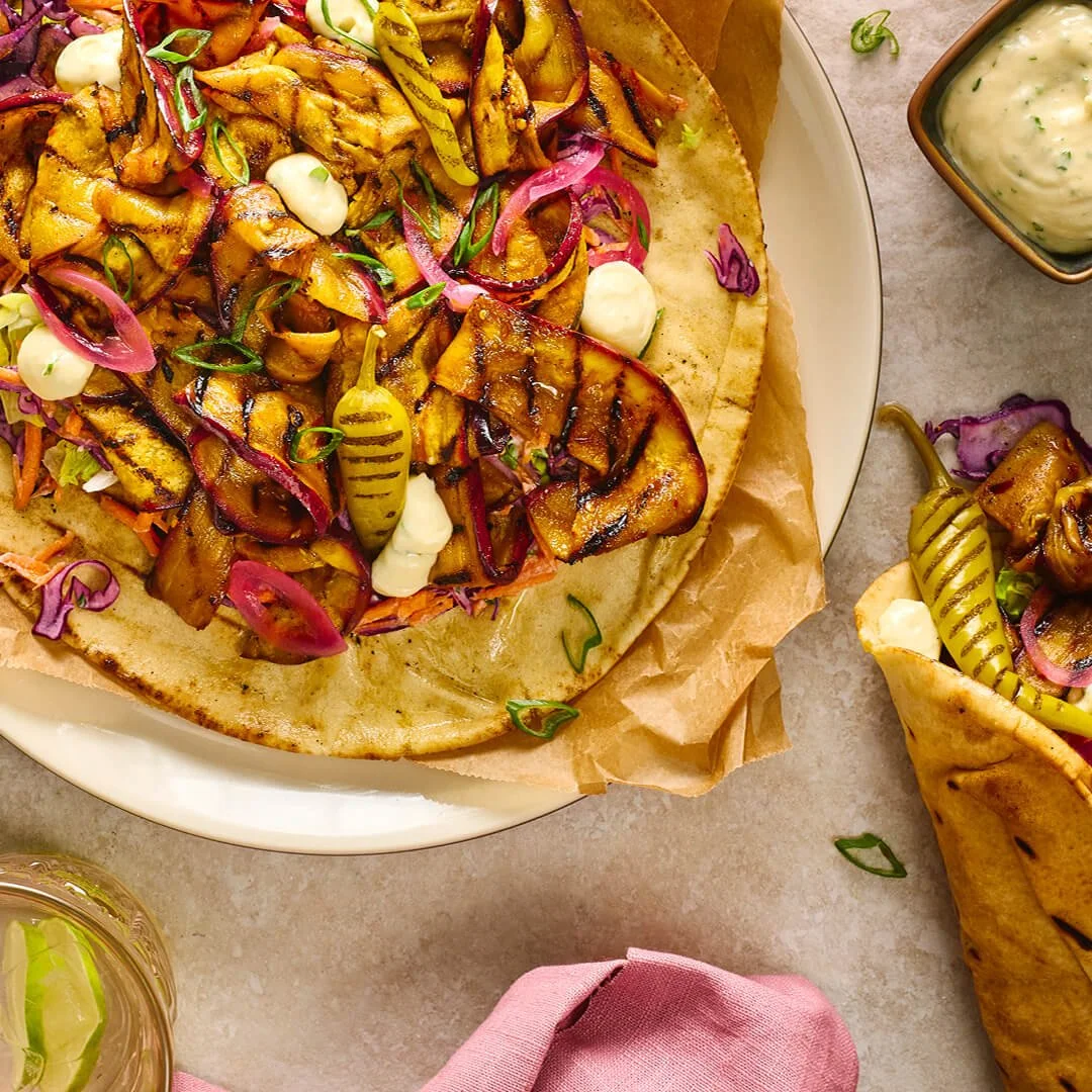 Een flatbread met aubergine en andere groentes