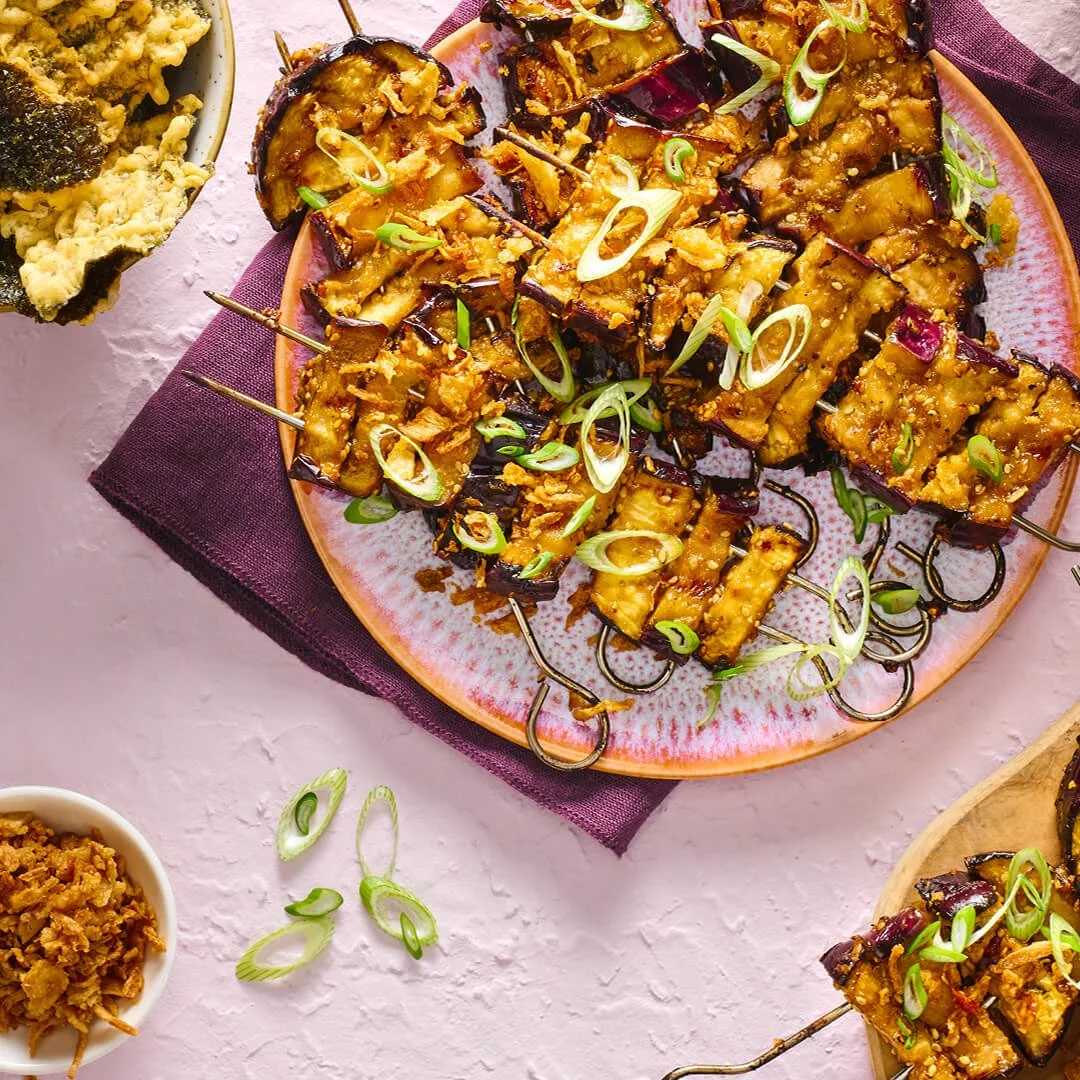 Spiesen met aubergine en toppings op een bordje