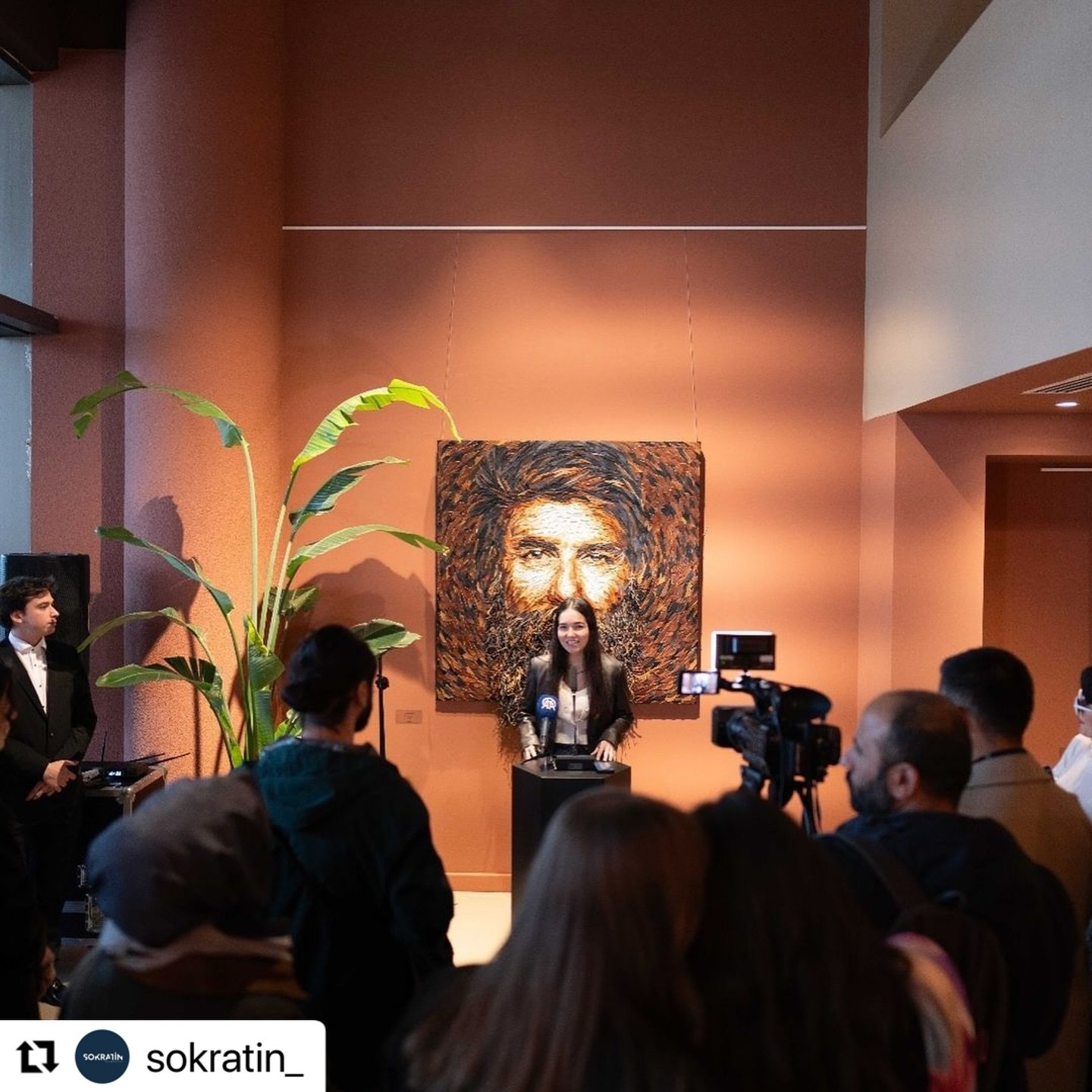 #Repost @sokratin_ with @use.repost
・・・
Değerli Sanat&ccedil;ımız Deniz Sağdı&ccedil;&rsquo;ın (@denizsagdicart) eserlerinden oluşan &ldquo;&lsquo;0&rsquo; Sıfır Noktası&rdquo; sergimizin a&ccedil;ılışını ger&ccedil;ekleştirdik.✨ Sanat ve s&uuml;rd&u