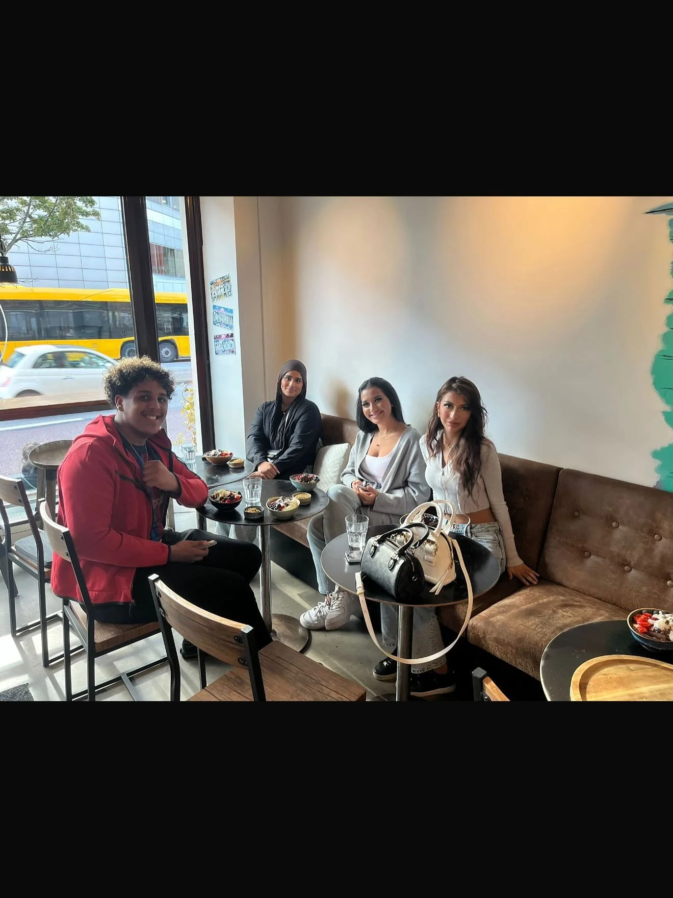 ✨ Idag hade vi v&aring;rt allra f&ouml;rsta m&ouml;te med media-teamet ✨

Under m&ouml;tet diskuterade vi olika strategier f&ouml;r hur vi vill bygga upp v&aring;r n&auml;rvaro, vilka m&aring;l vi vill n&aring; b&aring;de p&aring; kort och l&aring;ng