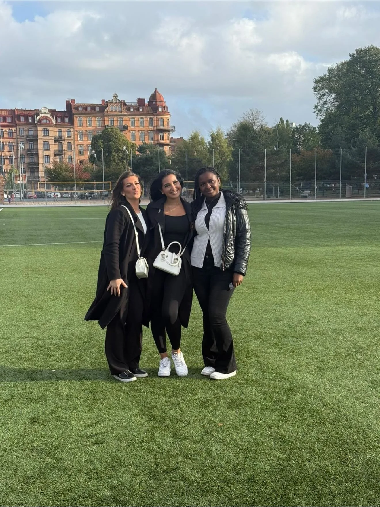 Vi &aring;kte hela v&auml;gen upp till G&ouml;teborg f&ouml;r att se Klara gymnasiet m&ouml;ta Drottning Blanka, och vilken upplevelse det blev! ⚽🔥

Fr&aring;n f&ouml;rsta stund m&auml;rktes energin runt planen. Gl&auml;dje, gemenskap och ett riktig