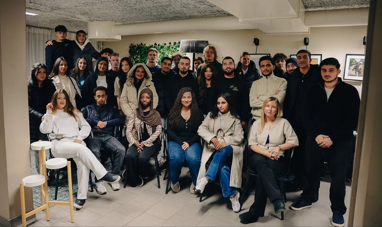 Allt b&ouml;rjade faktiskt med en konversation.
Tre&ndash;fyra &aring;r innan UnityxLeague ens existerade pratade vi om just det h&auml;r om dr&ouml;mmen att skapa n&aring;got som samlar unga, skolor och r&ouml;ster kring n&aring;got st&ouml;rre &aum