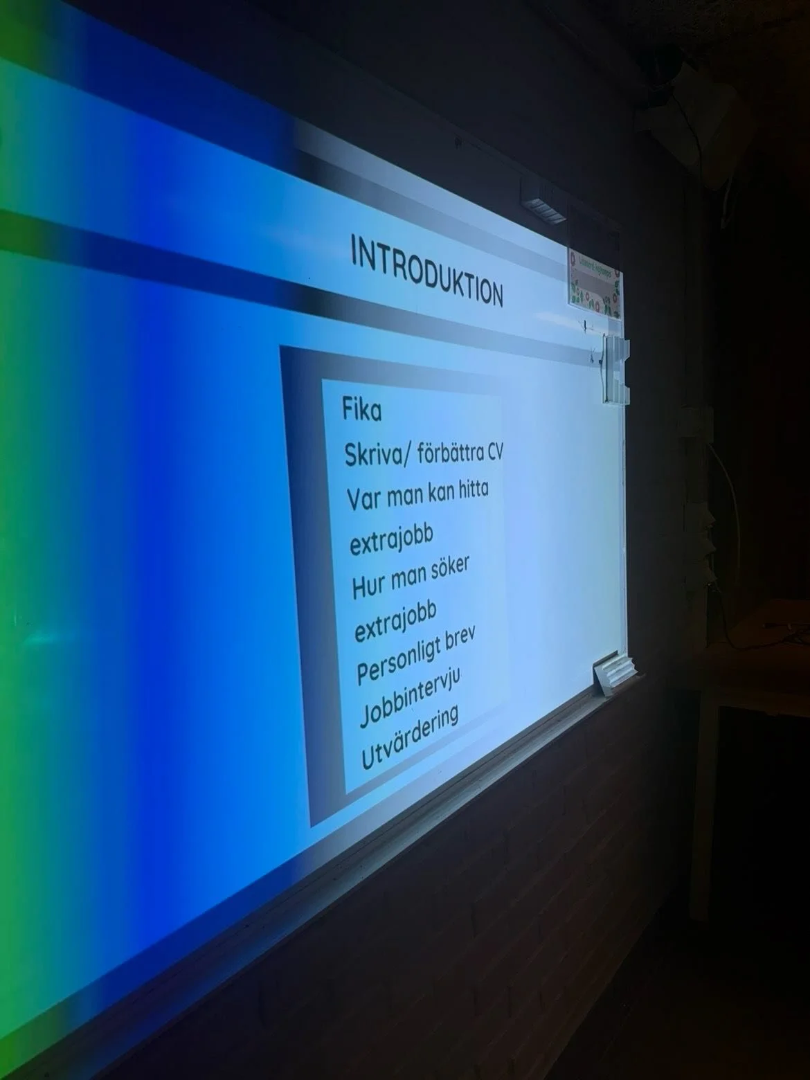 Lite bilder fr&aring;n den senaste workshopen d&auml;r ungdomar fick l&auml;ra sig skriva cv och vad dom ska s&auml;ga p&aring; jobbintervjuer ✒️ #malm&ouml; #ZigZag #unityleague