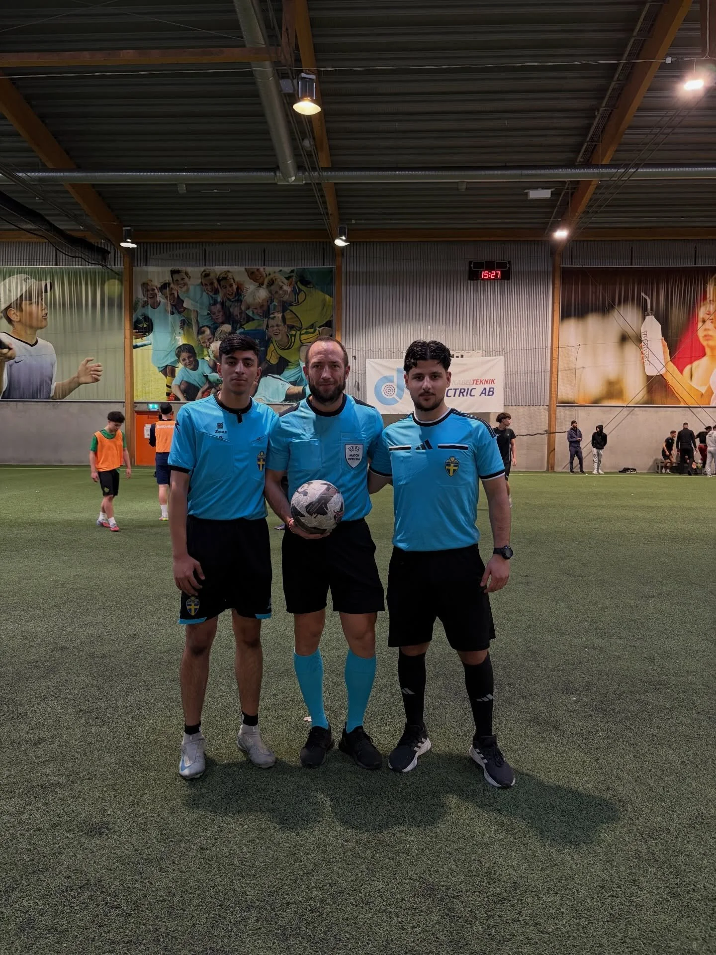 Vilken dag och vilka domare vi hade med oss! 👏⚽️

Vi vill lyfta fram tre otroliga personer som verkligen h&ouml;ll niv&aring;n h&ouml;g under hela turneringen:

🔹 Till v&auml;nster har vi Reza en riktig klippa som d&ouml;mt f&ouml;r Unity League i 