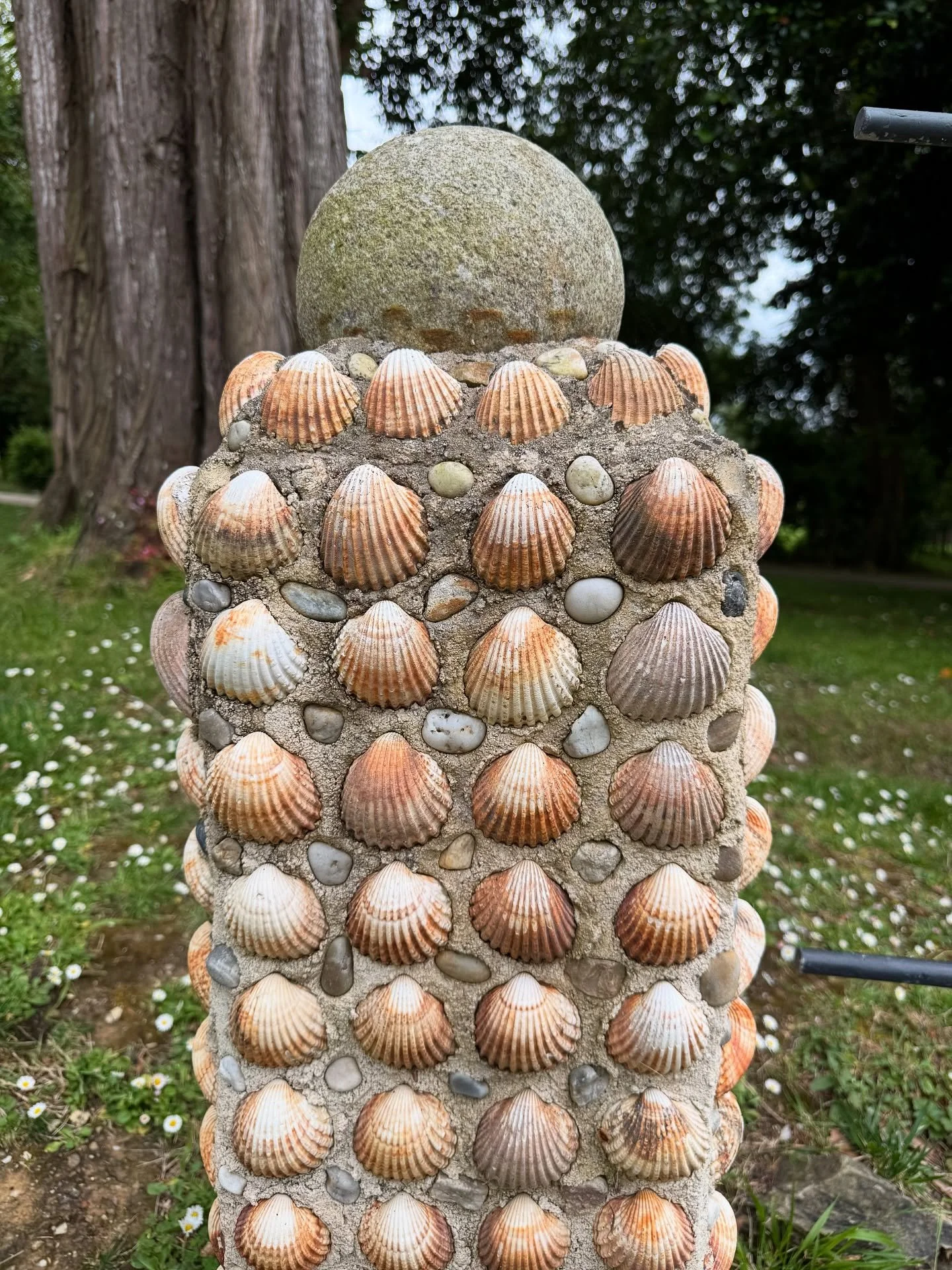 Discovering hidden gems in my city 

A place filled with history, art, and a unique charm perfect for inspiring new creations✨
 This enchanting Gaud&iacute;-style pond at Finca Tenreiro is full of charm, decorated with beautiful seashells 🐚

The est