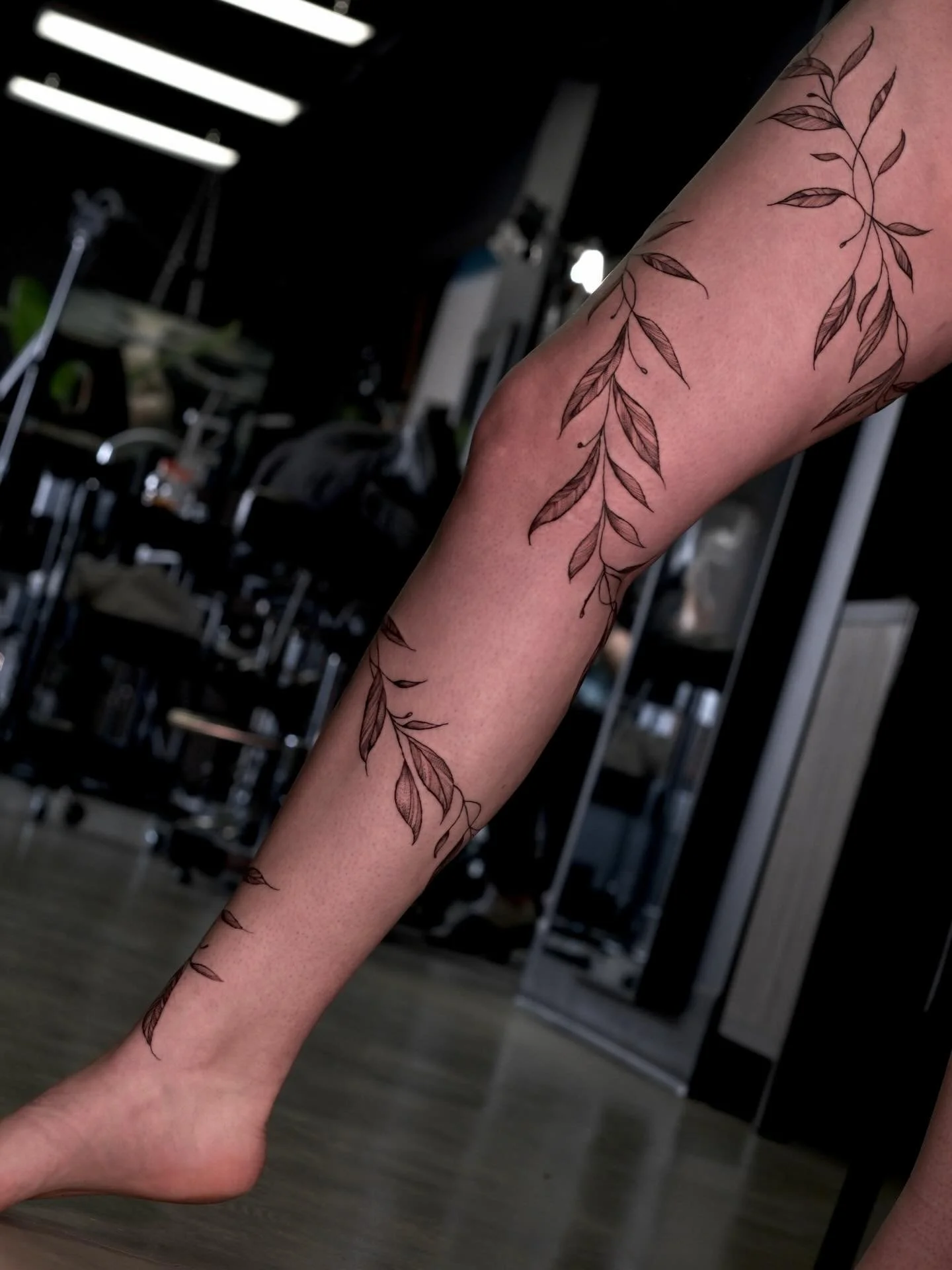 Full leg wrap for this client&rsquo;s second tattoo 💪🏽 

Simple but impactful 🌿 thank you 🤍