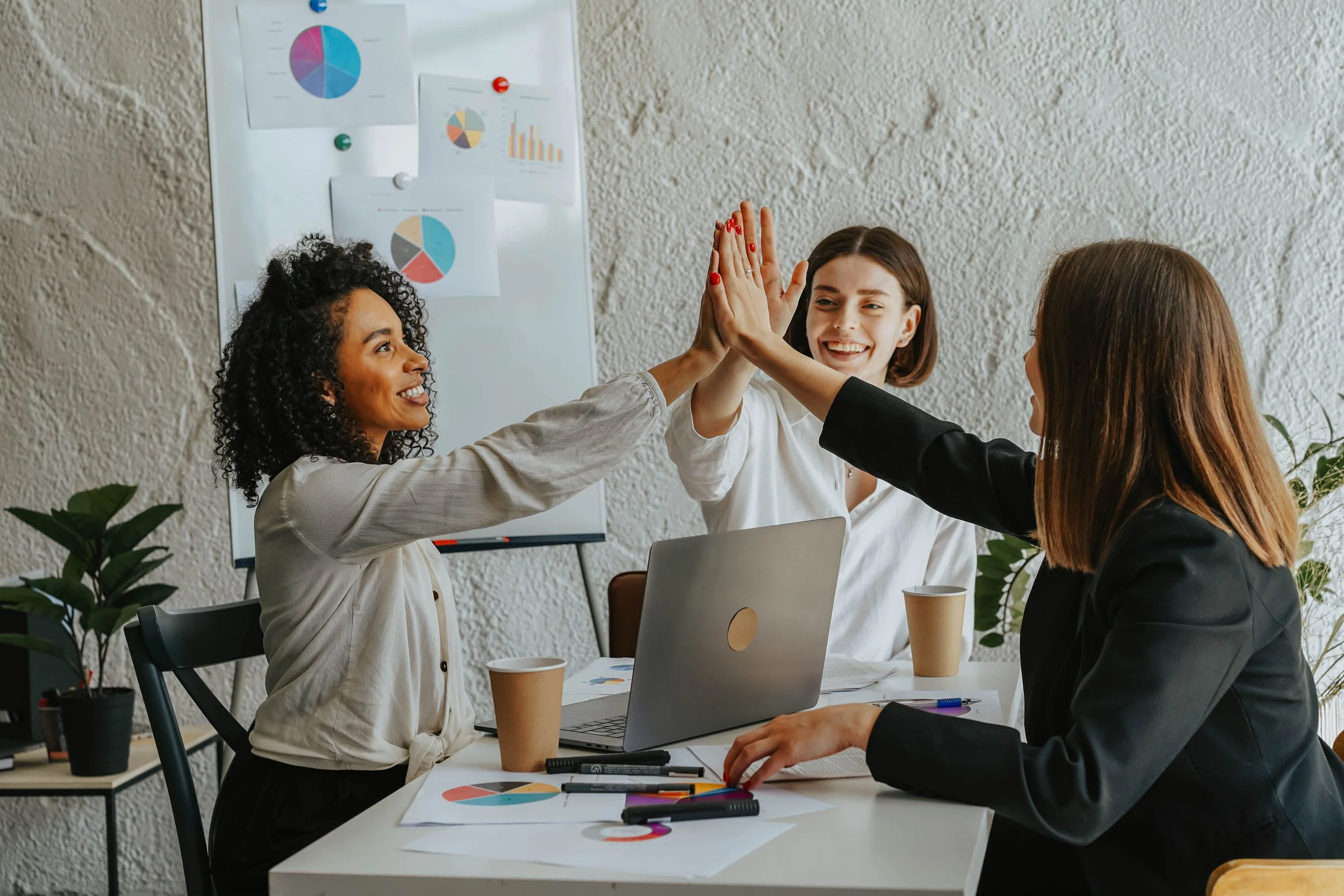 HER CAMPUS: 2 EXPERTS SHARE HOW TO MAKE GOALS FOR 2024 YOU’LL *ACTUALLY* KEEP