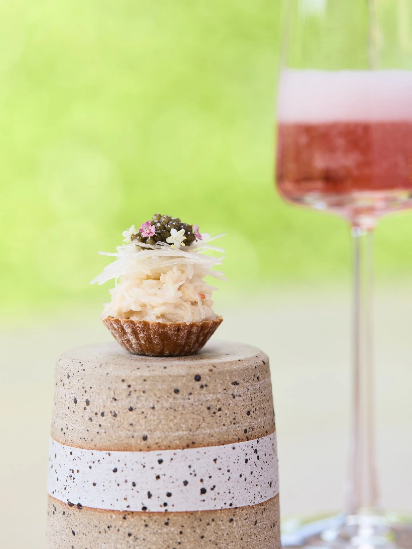 For better, for worse&hellip; and for dinner. 🍽️
A table for two at FIFTY TWO makes the perfect gift for a foodie couple.

Discover our experience vouchers at fiftytworuddingpark.co.uk/gift-vouchers

📸 @oliviabphoto 

#weddinggiftideas #FIFTYTWO #R