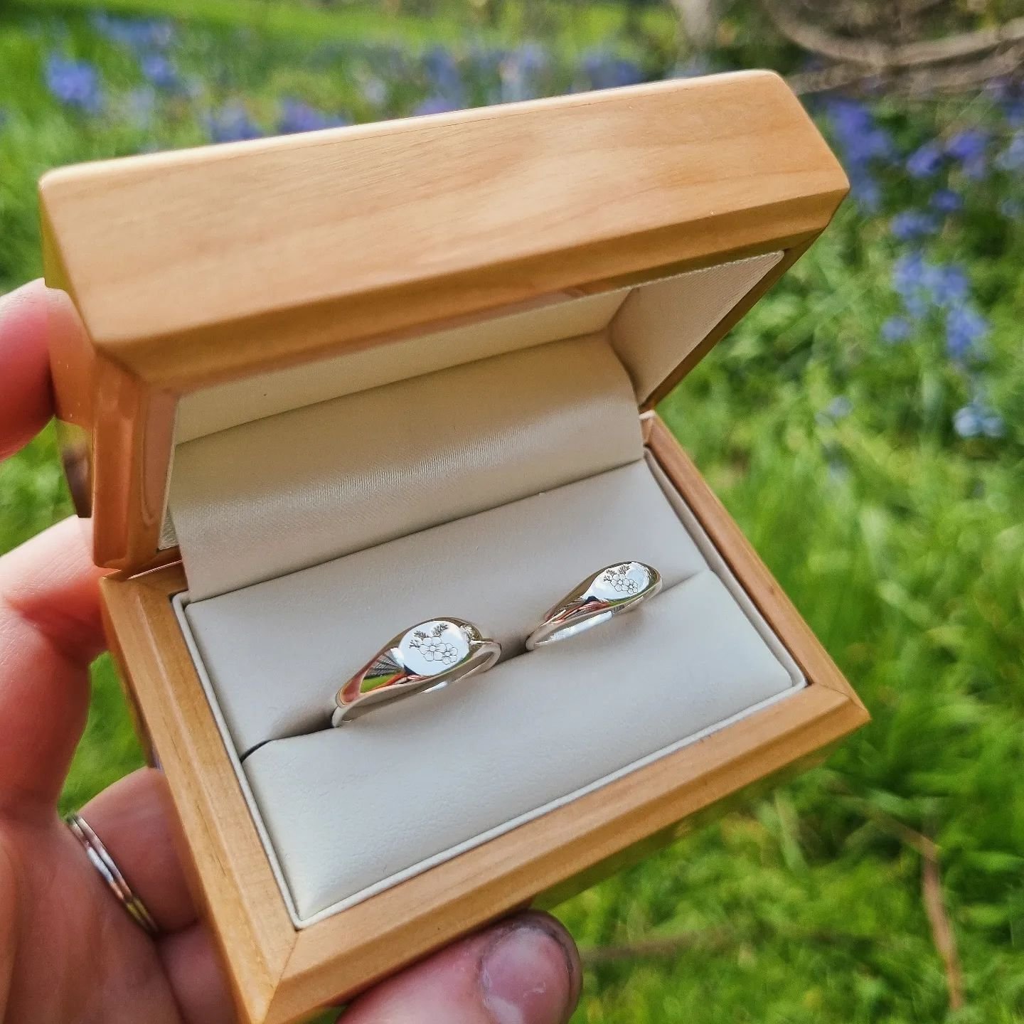 something INCREDIBLY special! 👰💍👰
I was absolutely honoured to be able to make the wedding rings for Amy and Sophie! cannae believe my wee cousins married! 😭❤️ they asked for silver signet rings with a floral design and didn't see the final rings