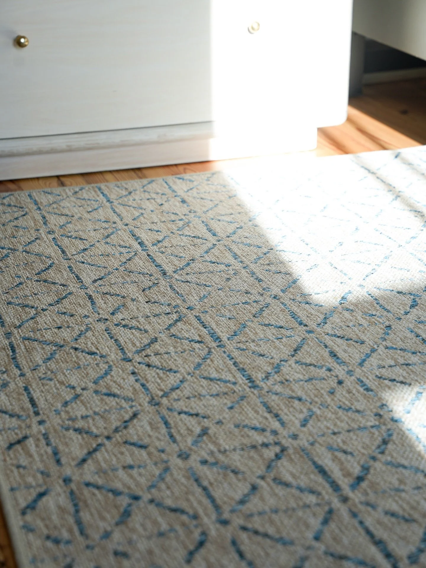No notes. Just texture, pattern, and that 3pm light that makes everything feel a little extra romantic.
@theperfectrug