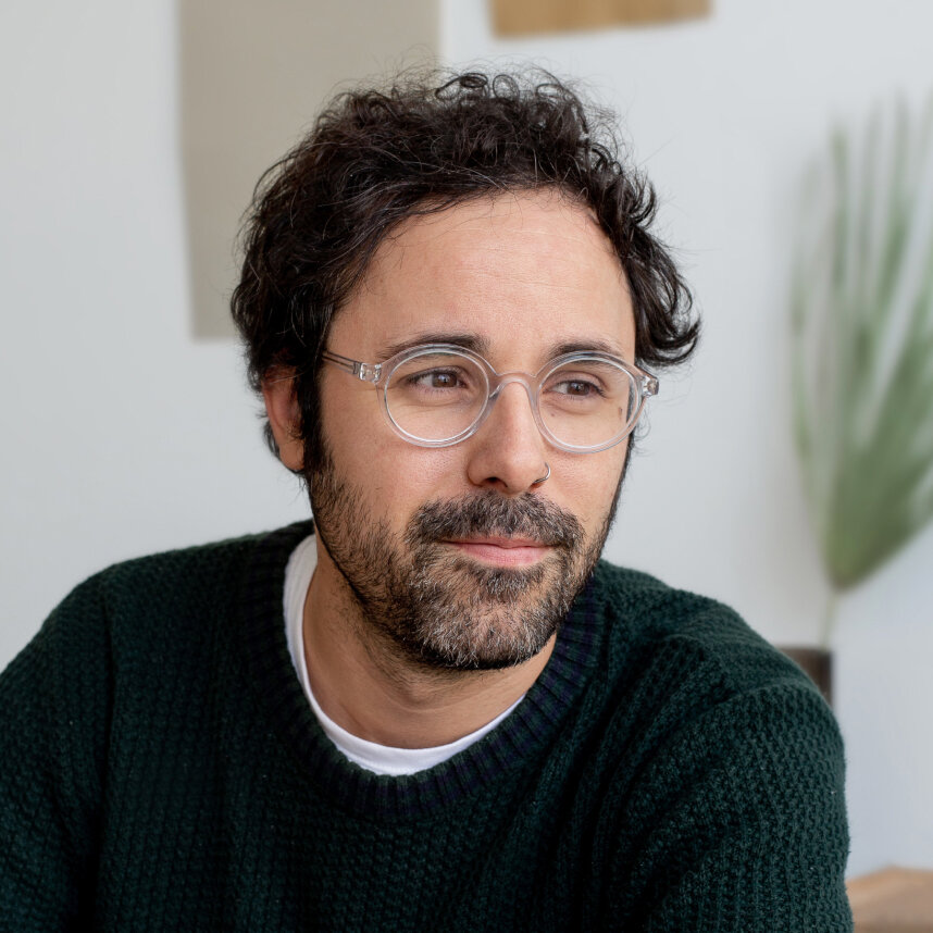 メガネをかけた男性の肖像写真