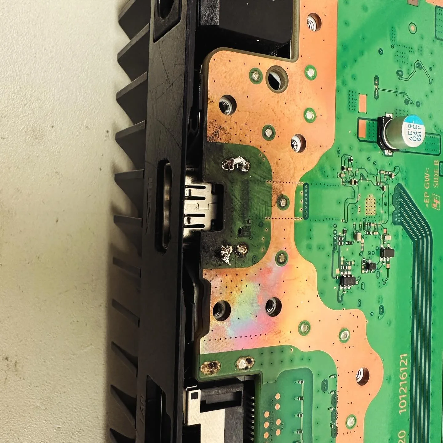So it seems that someone wanted to attempt repairing an HDMI Port&hellip;. 😐 Thank god I was still able to repair it.